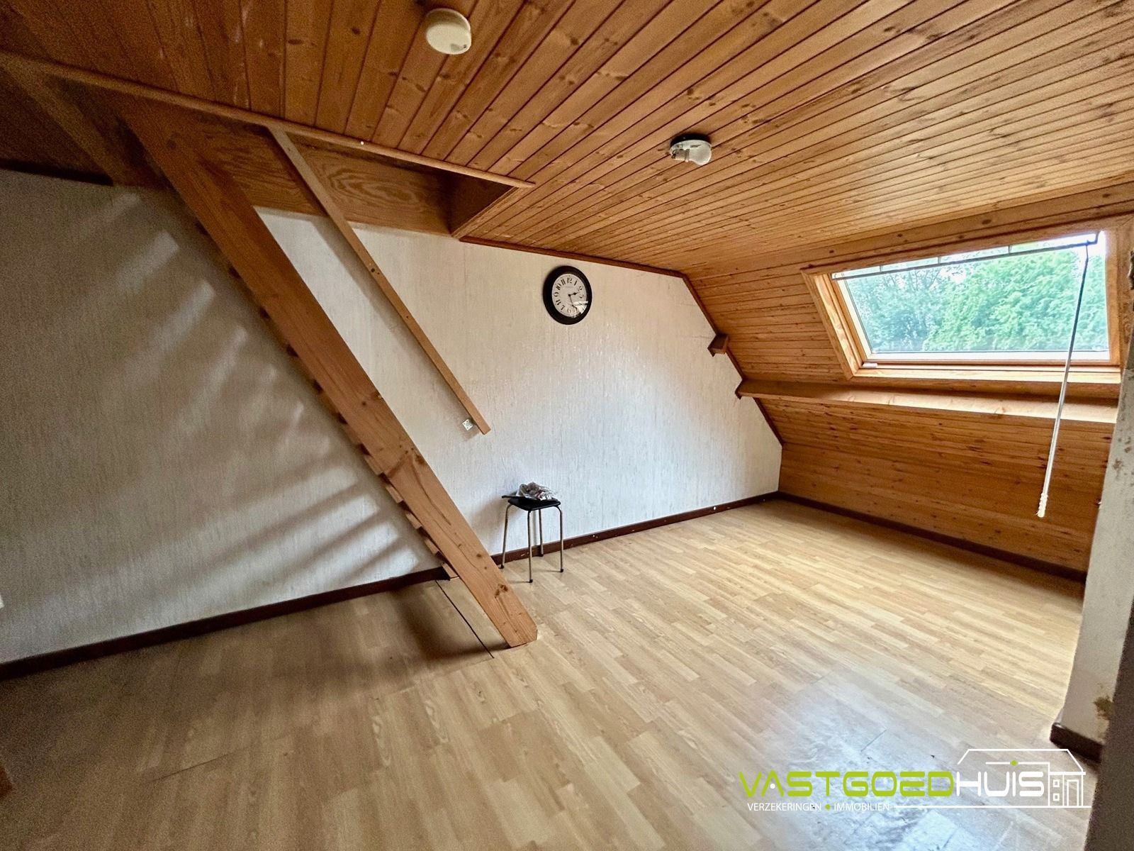 Ruime gezinswoning met garage en tuin foto 17