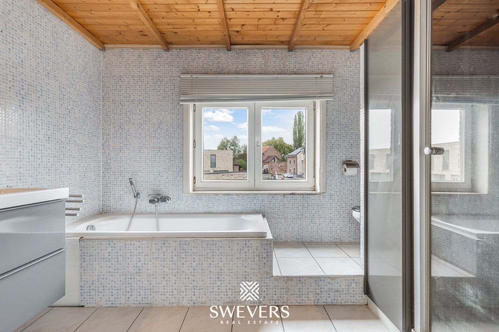 Gezellige woning met veranda, garage & zonnige tuin foto 12