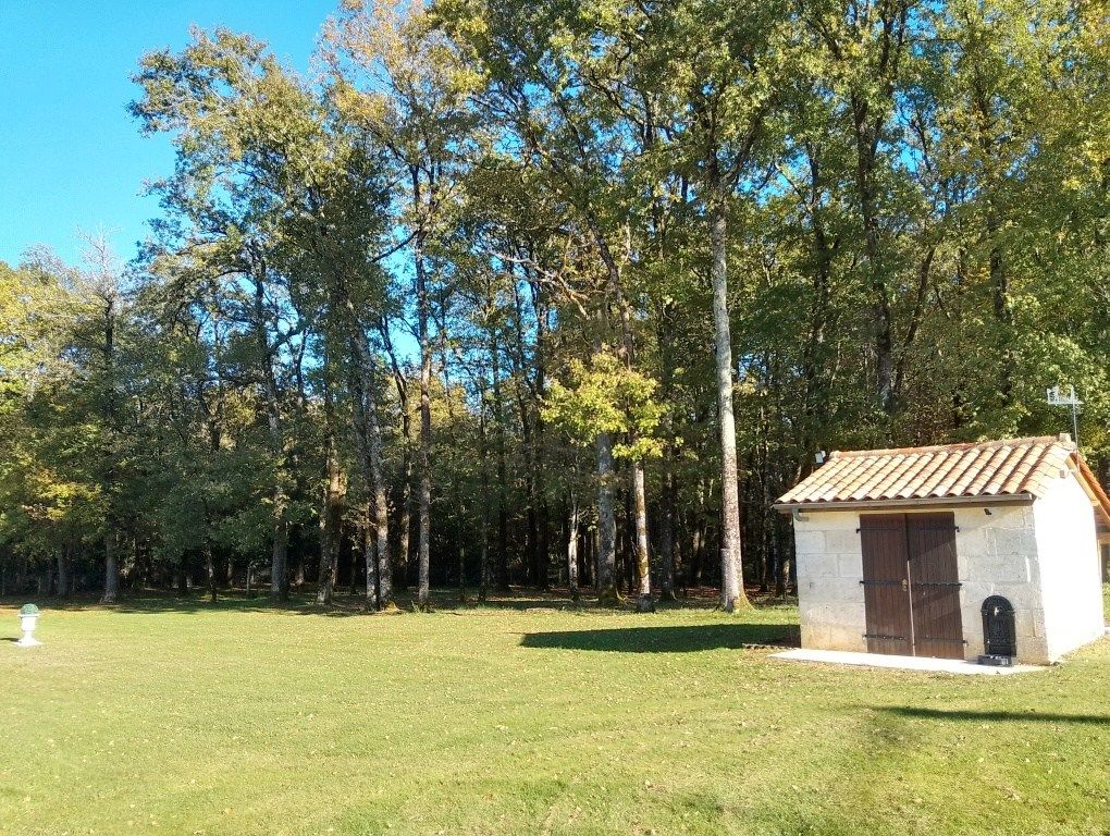 Unieke woning met karakter en een grote garage op uiterst rustige ligging in Mouthiers-sur-Boëme foto 21