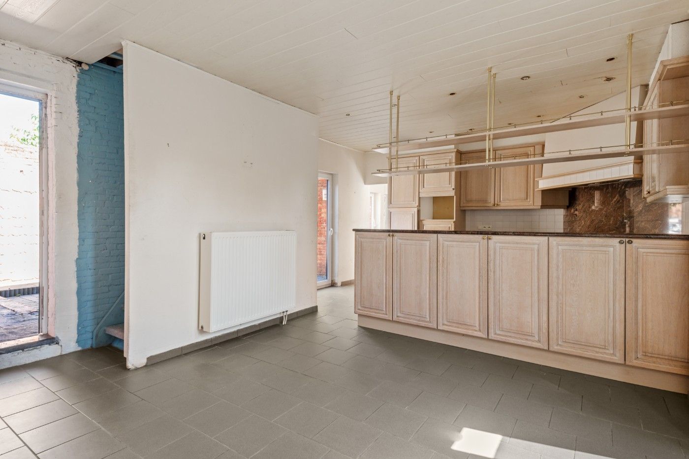 Volledig te renoveren woning met 5 slpk. en koer foto 3