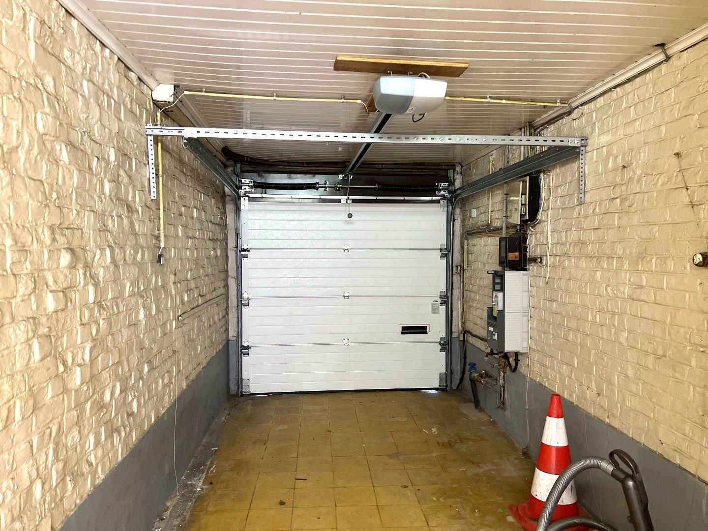 Ruime brede gezinswoning met garage te koop te Harelbeke! foto 25