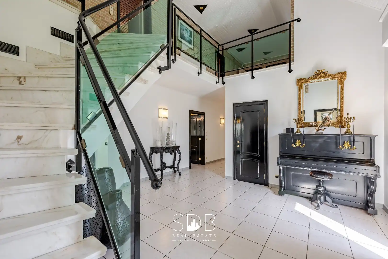 Hedendaagse villa met zwembad en magazijn van 299m²  foto 4