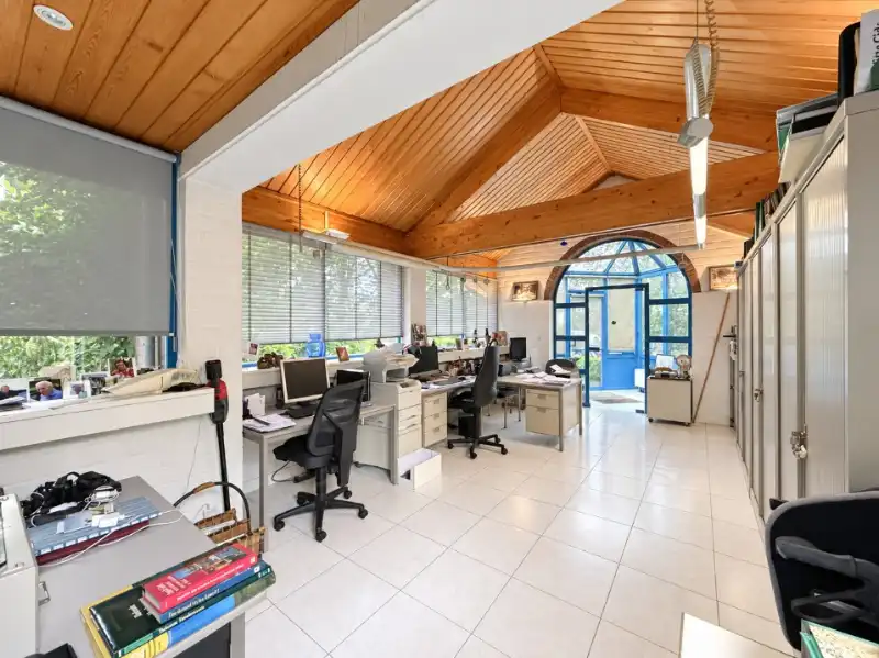 Ruime woning met kantoor en prachtige tuin op toplocatie foto 8
