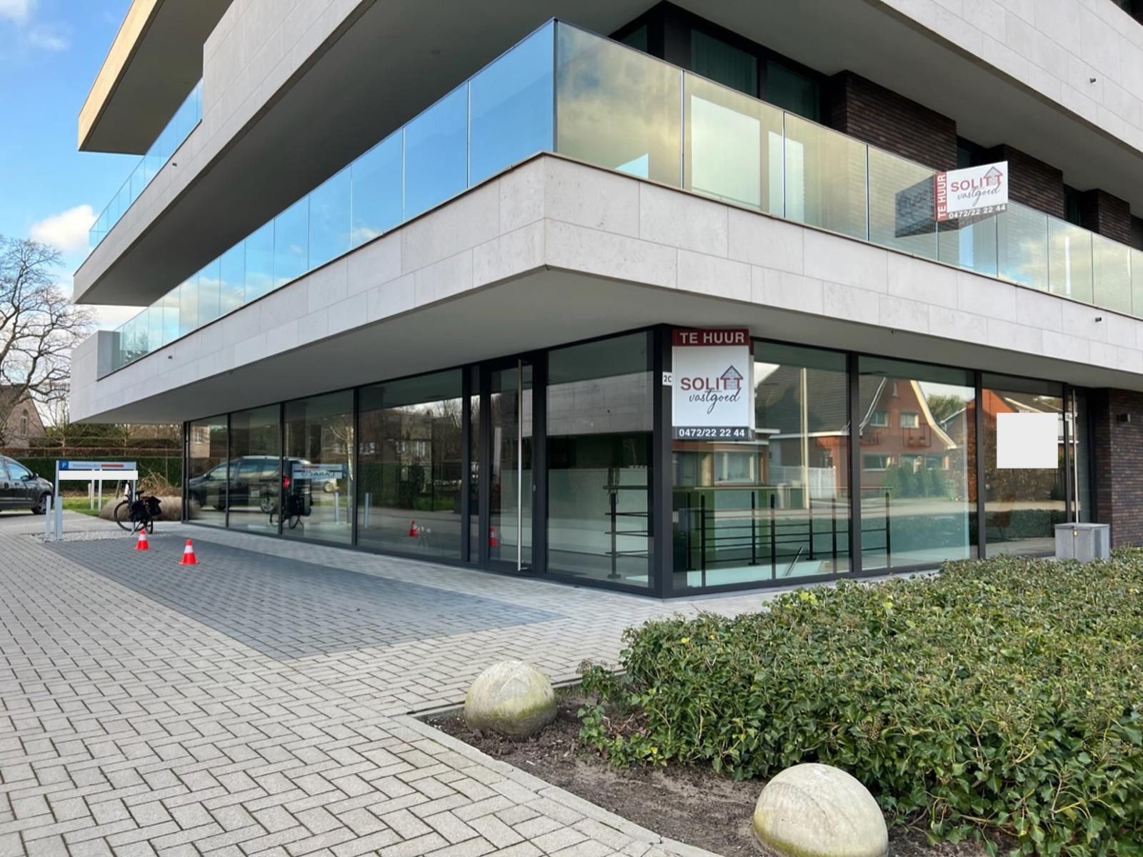 Lichtrijk kantoor / handelspand met parking foto 15