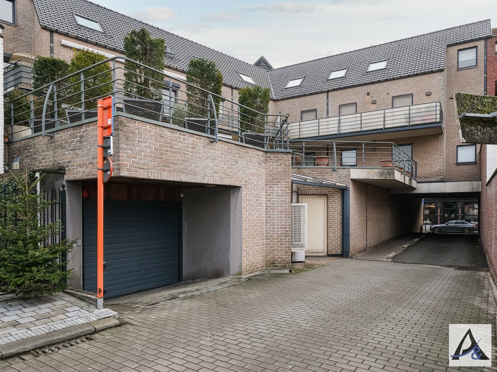 Ruim appartement met twee staanplaatsen in centrum Bilzen! foto 18