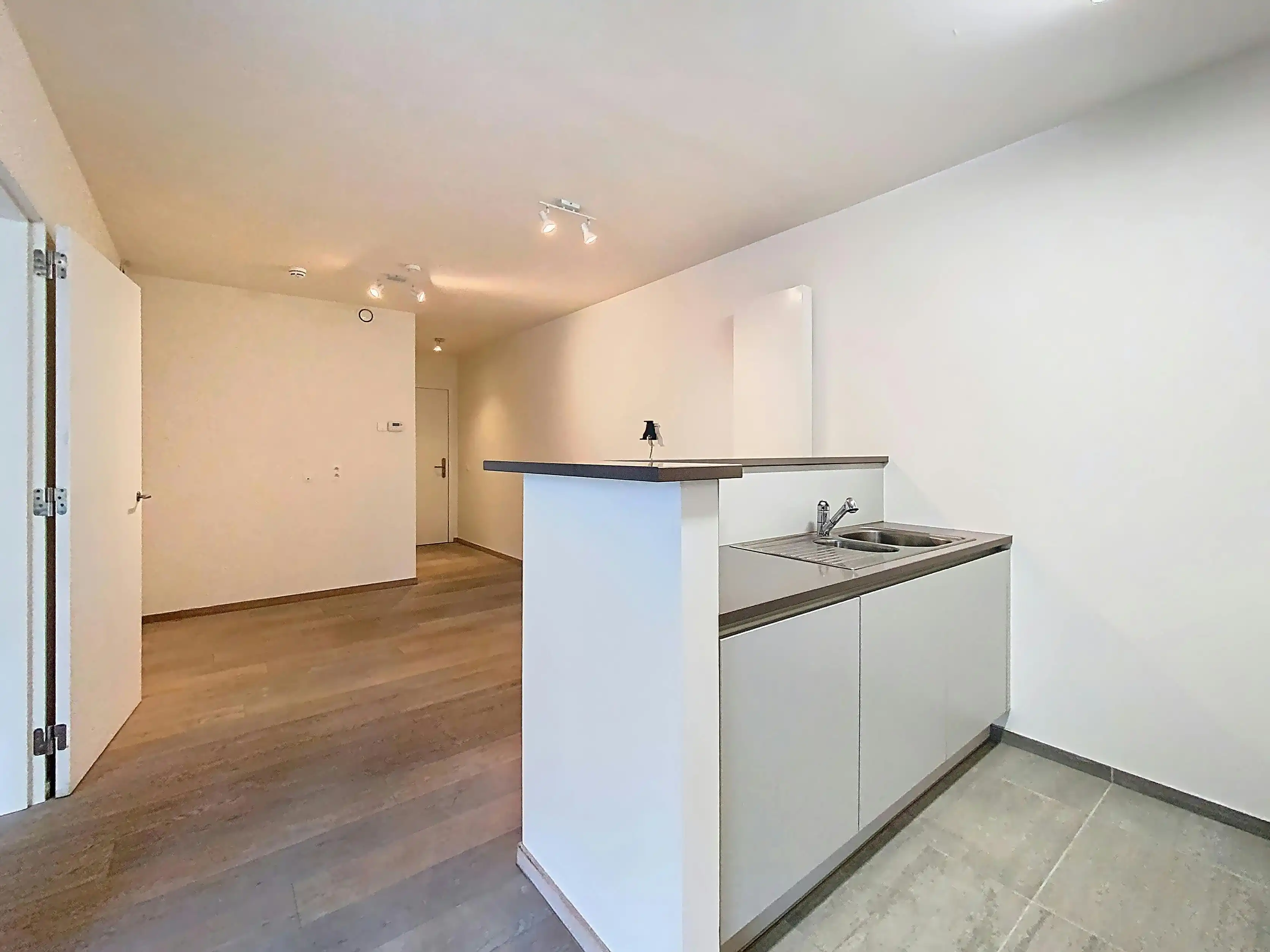 Gelijkvloers serviceflat met uniek zicht in hartje Deinze foto {{pictureIndex}}