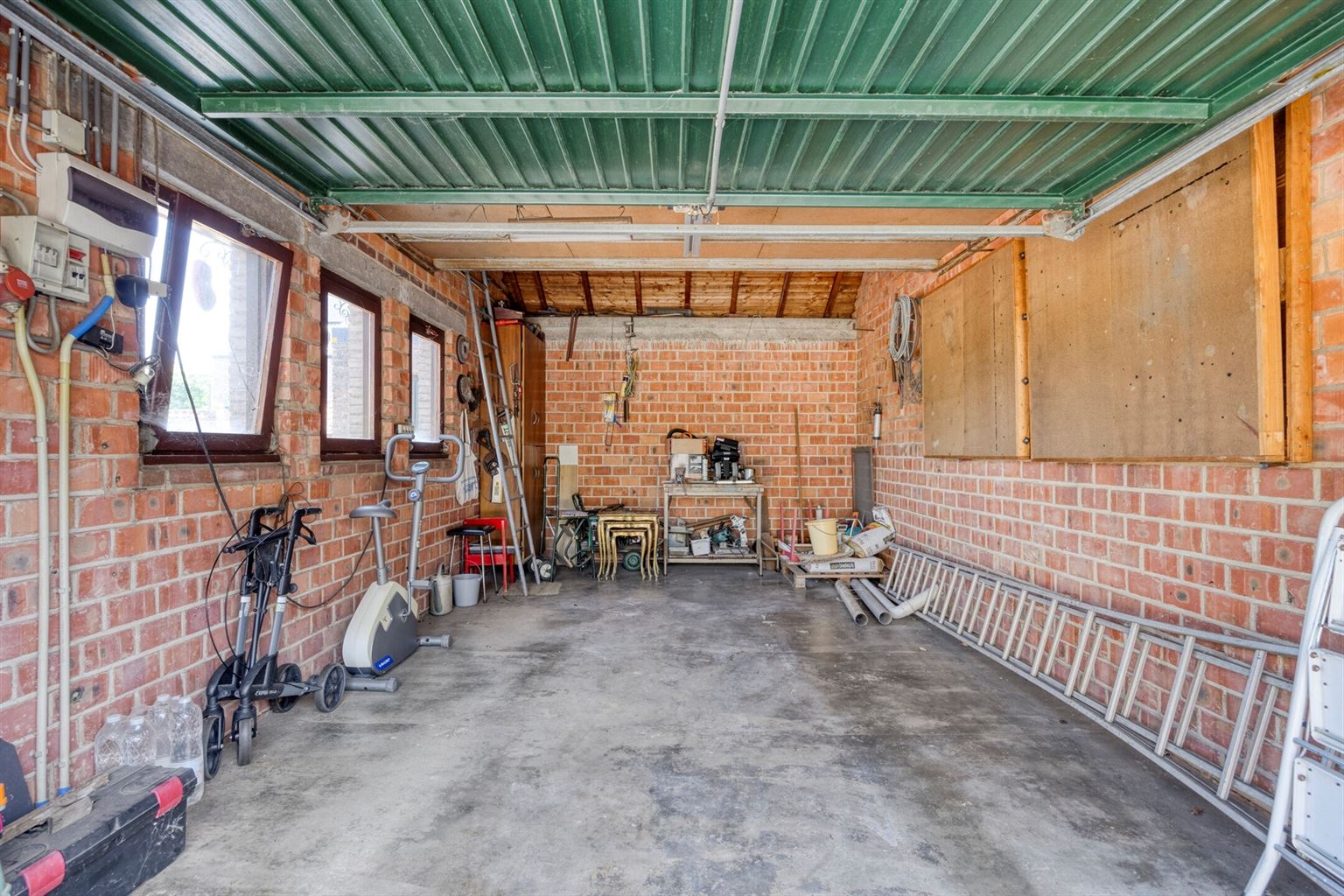 Vrijstaande woning met 4 slaapkamers, ruime tuin en garage op een riant perceel van 9a99ca, rustig gelegen nabij het centrum van Maaseik.  foto 36