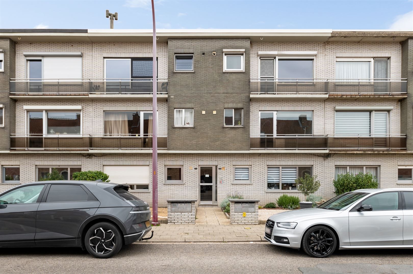 Te renoveren appartement met 2 slaapkamers en garagebox foto {{pictureIndex}}