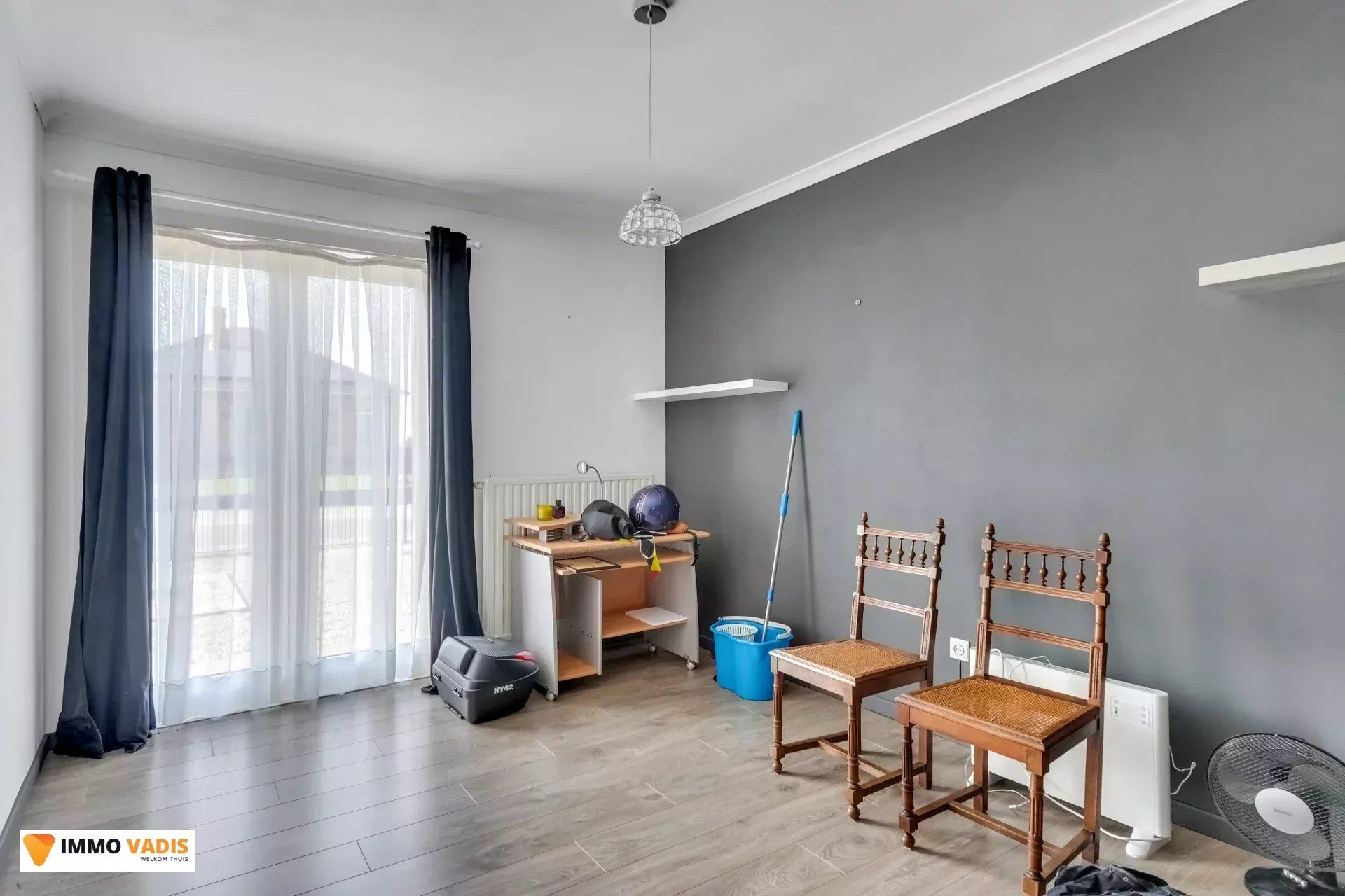 Te koop op lijfrente - Comfortabele villa met drie slaapkamers, twee garages en een magazijn. foto 15