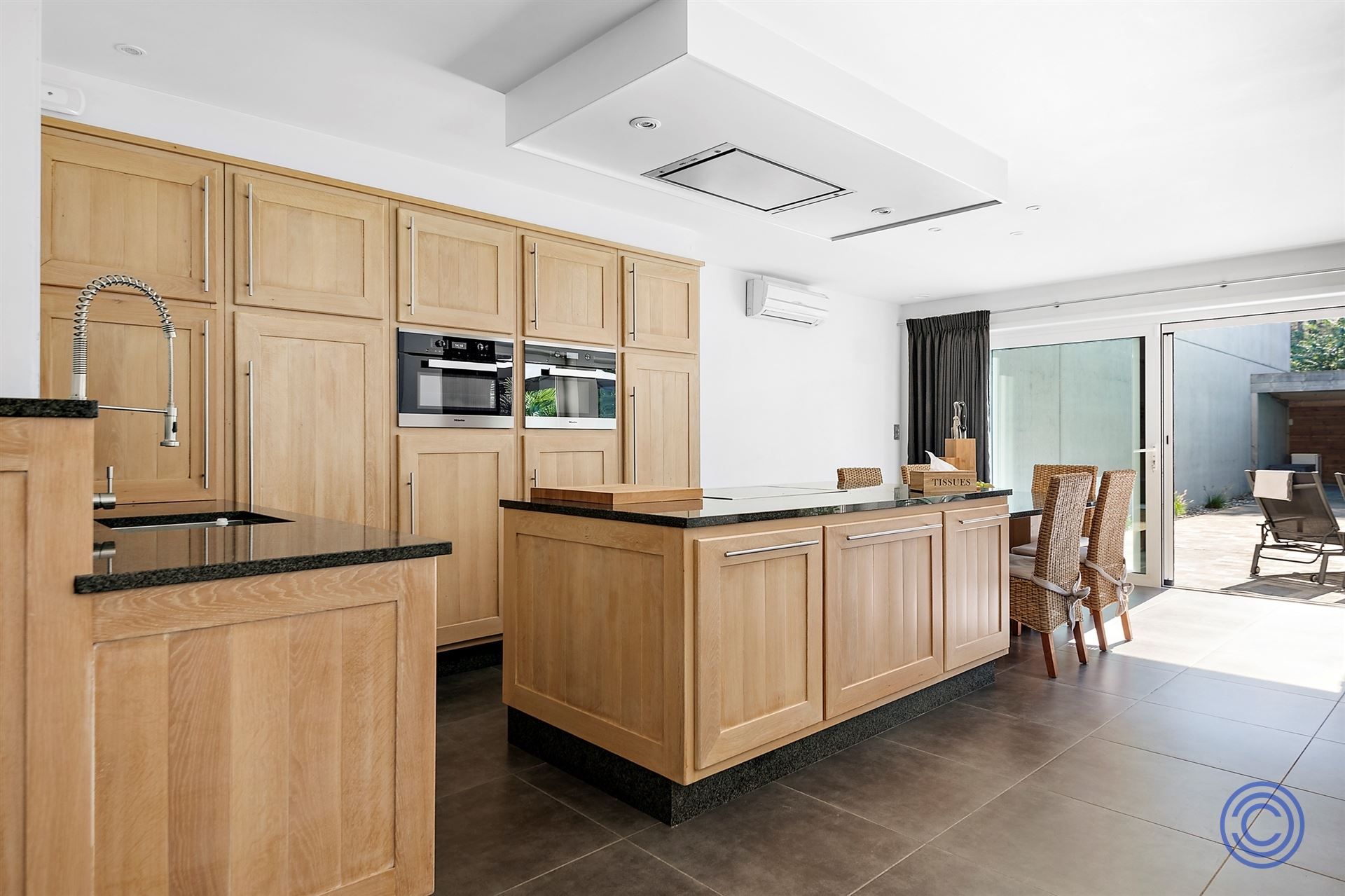 Magazijn ca. 466m² + luxueuze woning ca. 367m²! foto 4