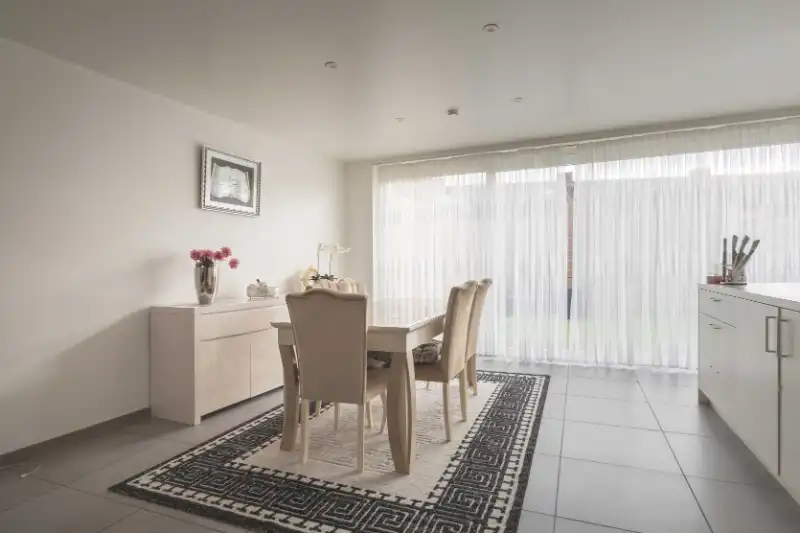 Roeselare-centrum: Recent ruim gelijkvloers appartement met 2 slaapkamers, tuin / patio en mogelijkheid aankoop van een garagebox. +/- 100m2 foto 3