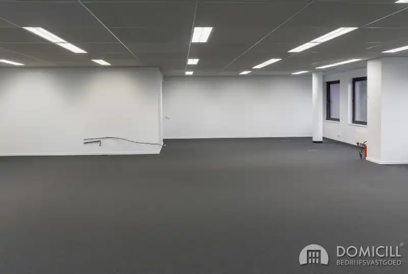 Roeselare, stadsrand: Vlot bereikbare zeer ruime open en lichtrijke kantoorruimte (307m2) met parking aan ring van Roeselare foto 9