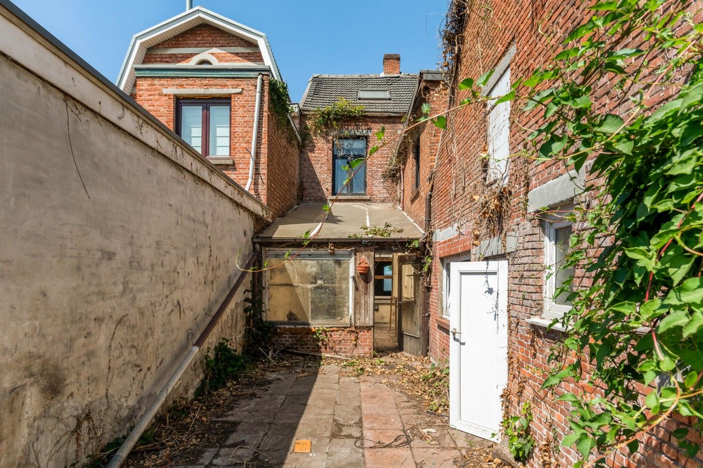 Ruime, volledig te renoveren woning met 4 slpk. en tuin in centrum Stabroek foto 19