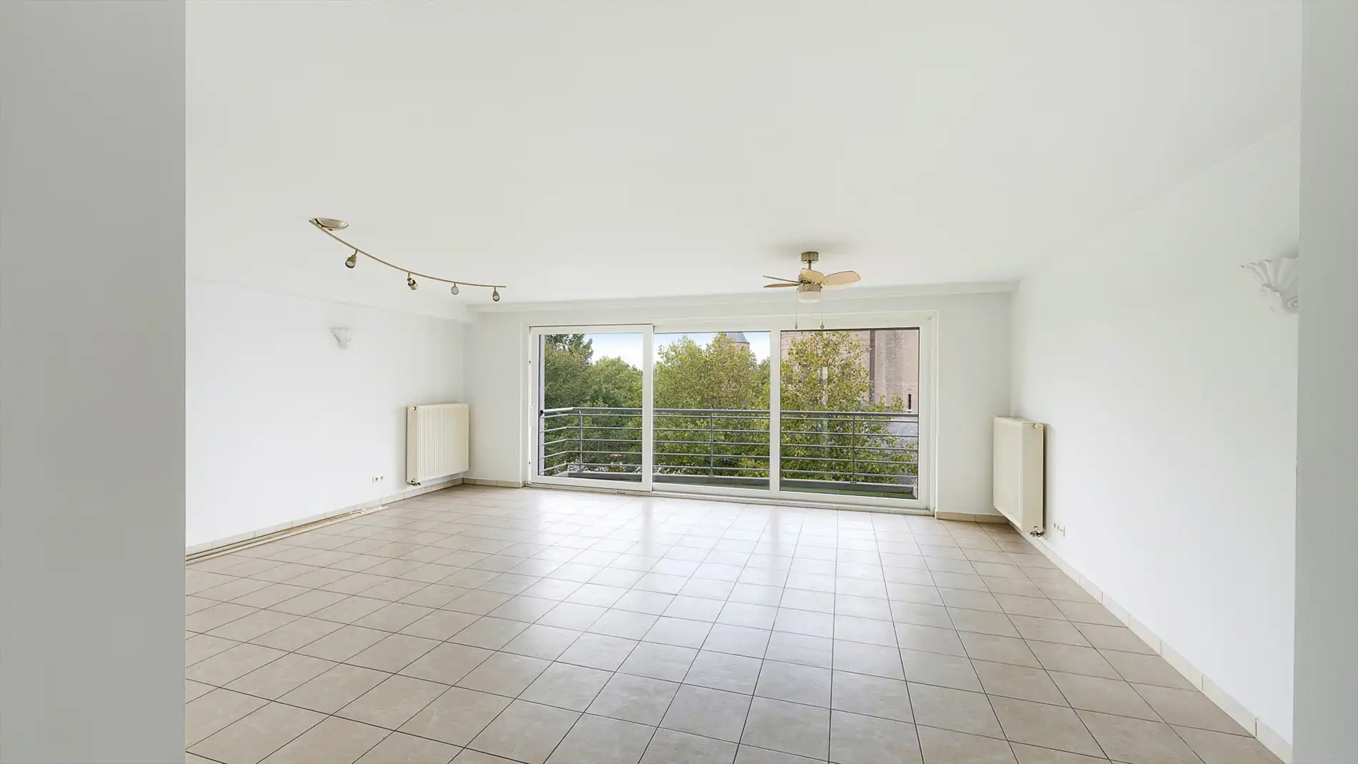 Ruim, breed appartement (105m²) te koop foto 2