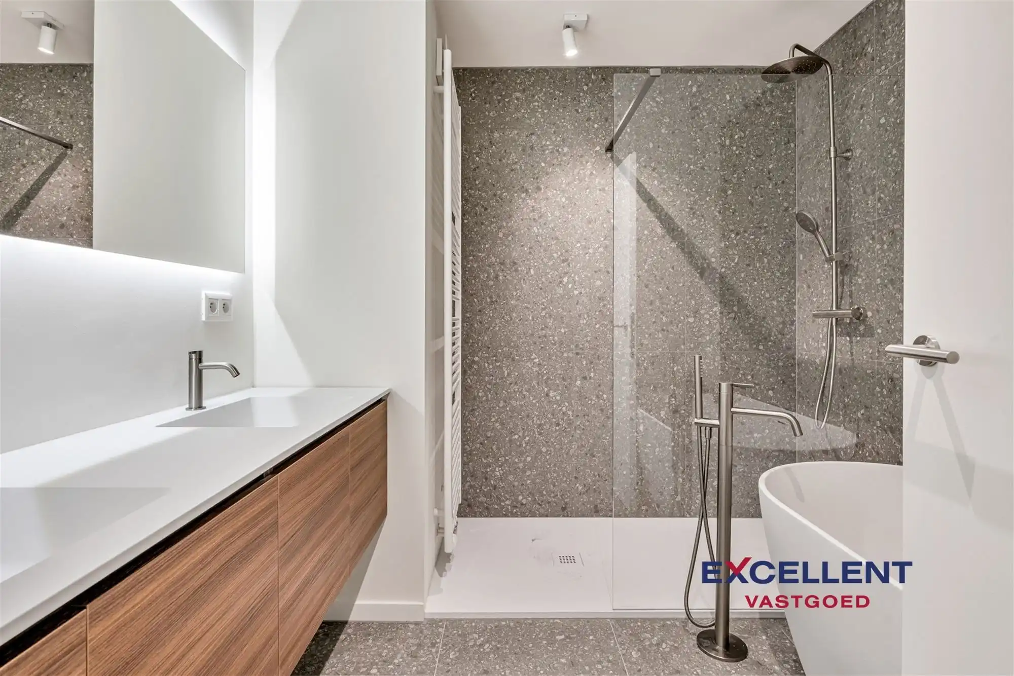 Volledig gerenoveerd 2-slaapkamer appartement centrum Deinze te huur foto 7