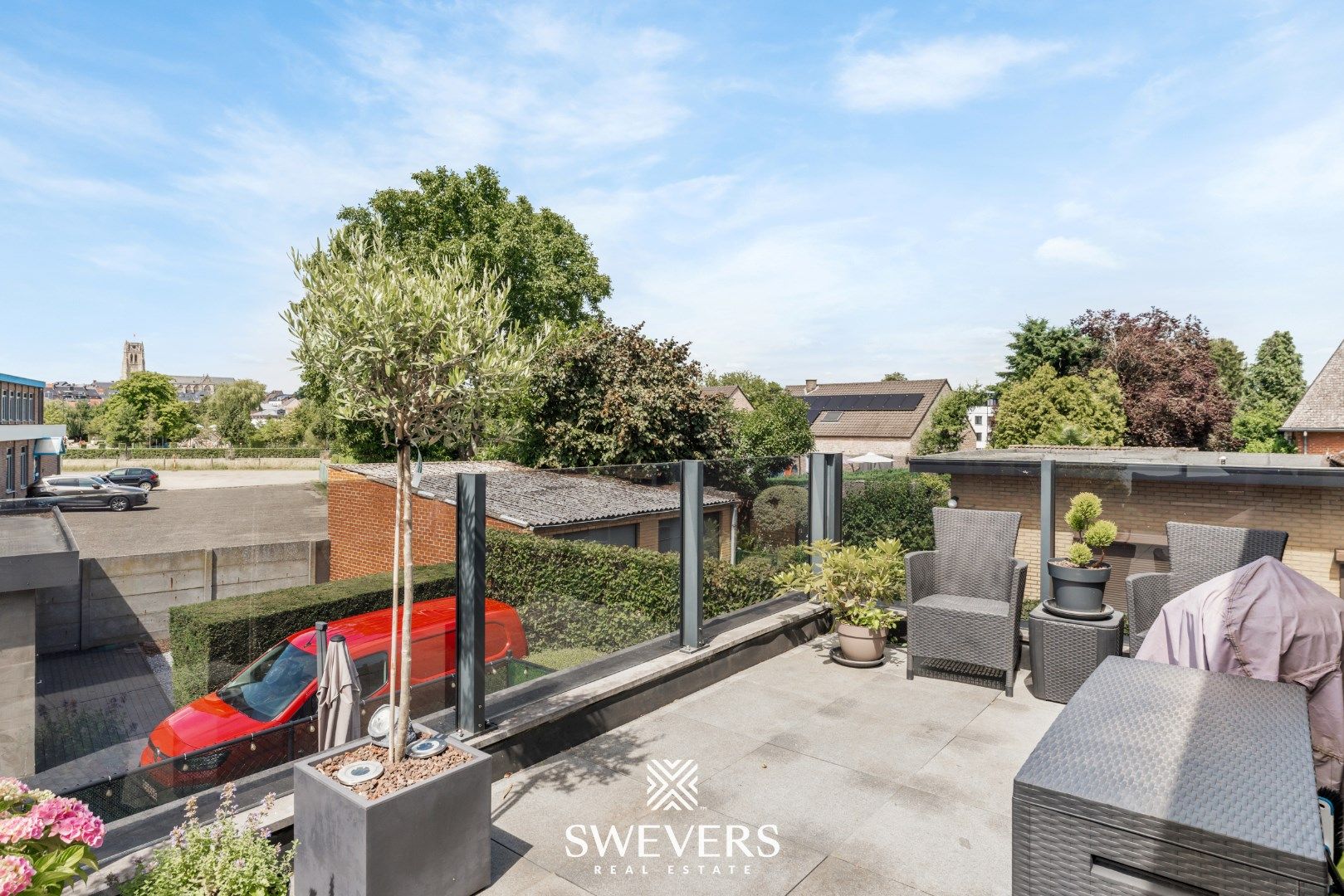 Instapklaar appartement met groot terras in hartje Tongeren foto 17