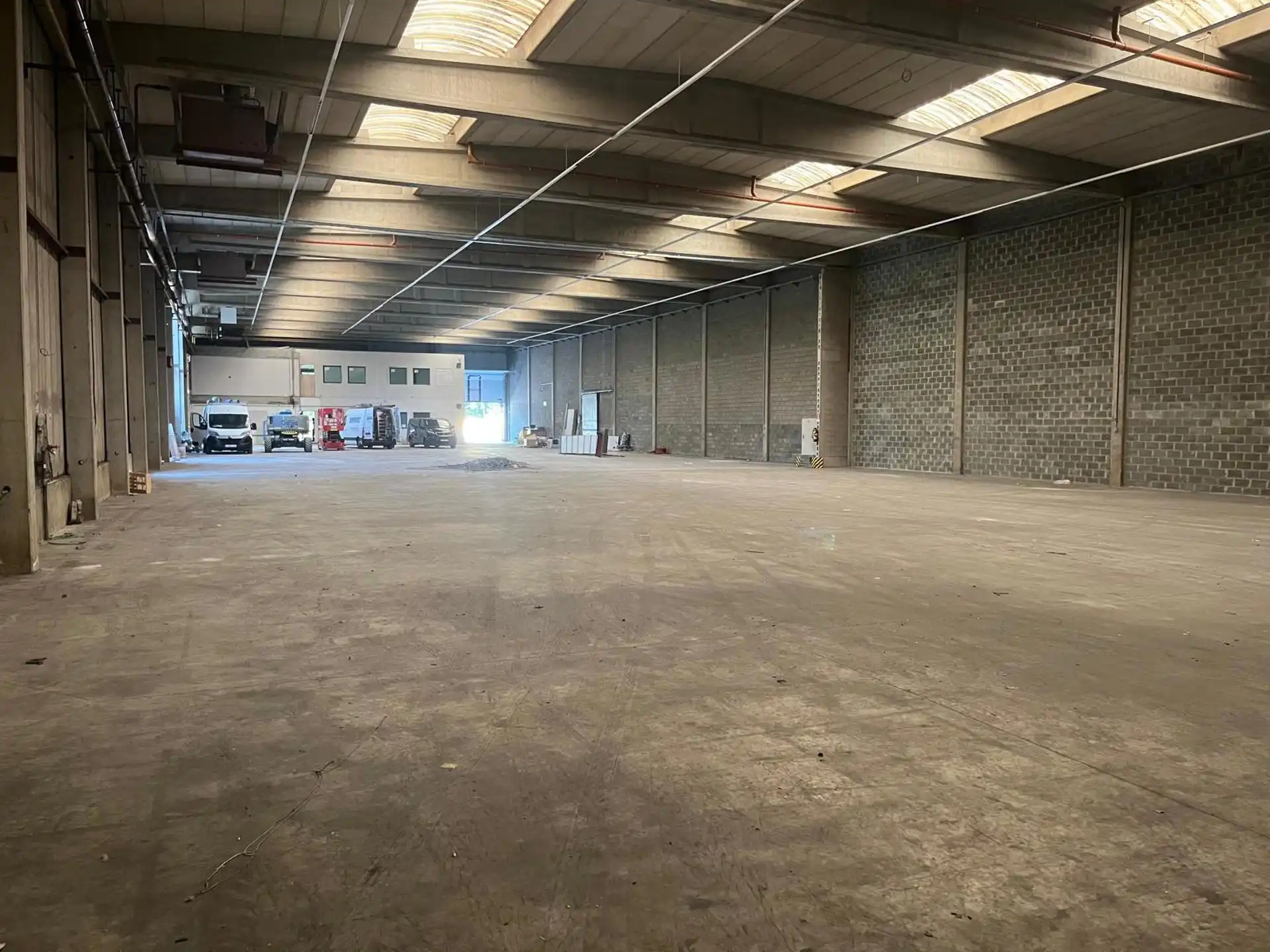 Haven magazijn 1.863m² met 561m² modern kantoor foto 3