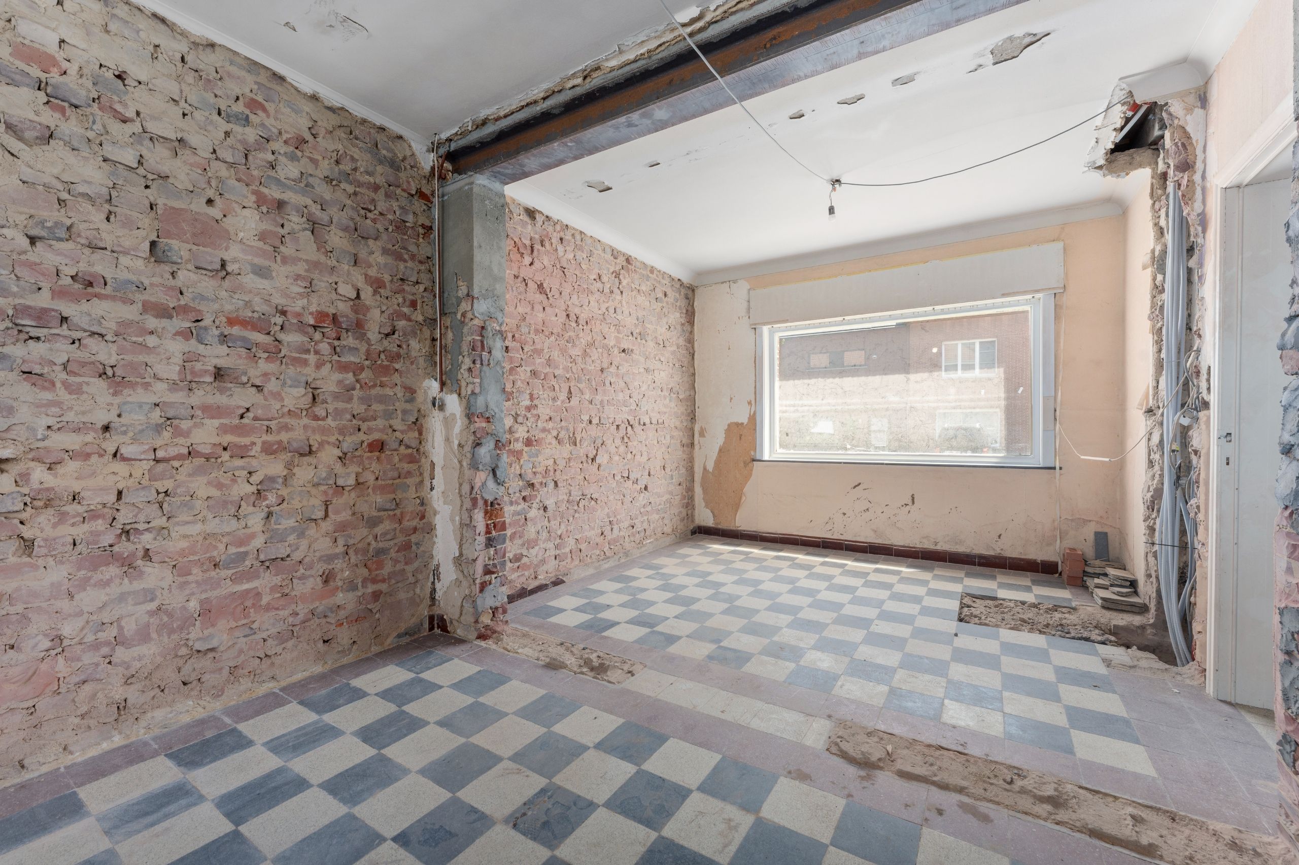 Centraal gelegen verder af te werken rijwoning op 250m2 foto 9