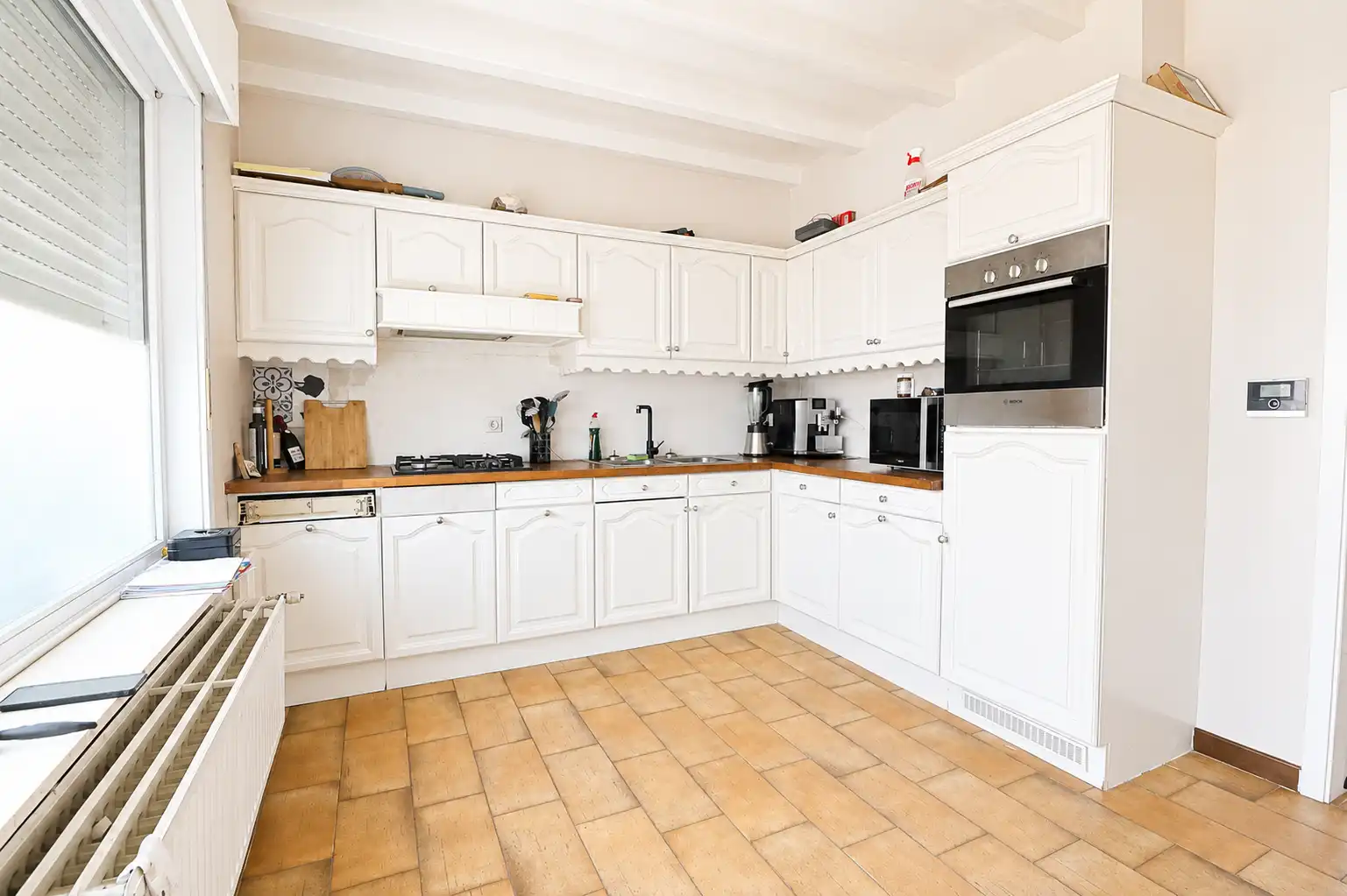 Zeer ruime en lichtrijke bel-etagewoning met 3 grote slaapkamers, dubbele garage en tuin. foto 14