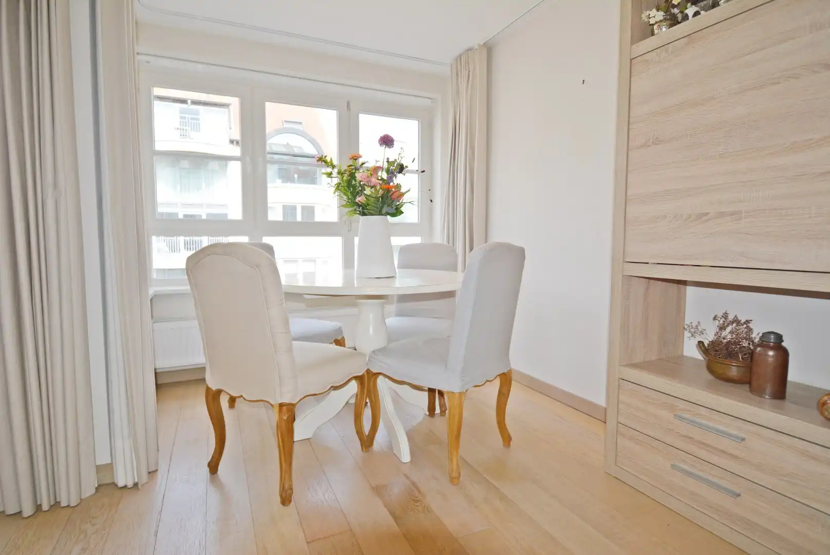 Ruim recent appartement met terras op centrale gegeerde ligging in het Zoute (Dumortierlaan) foto 3