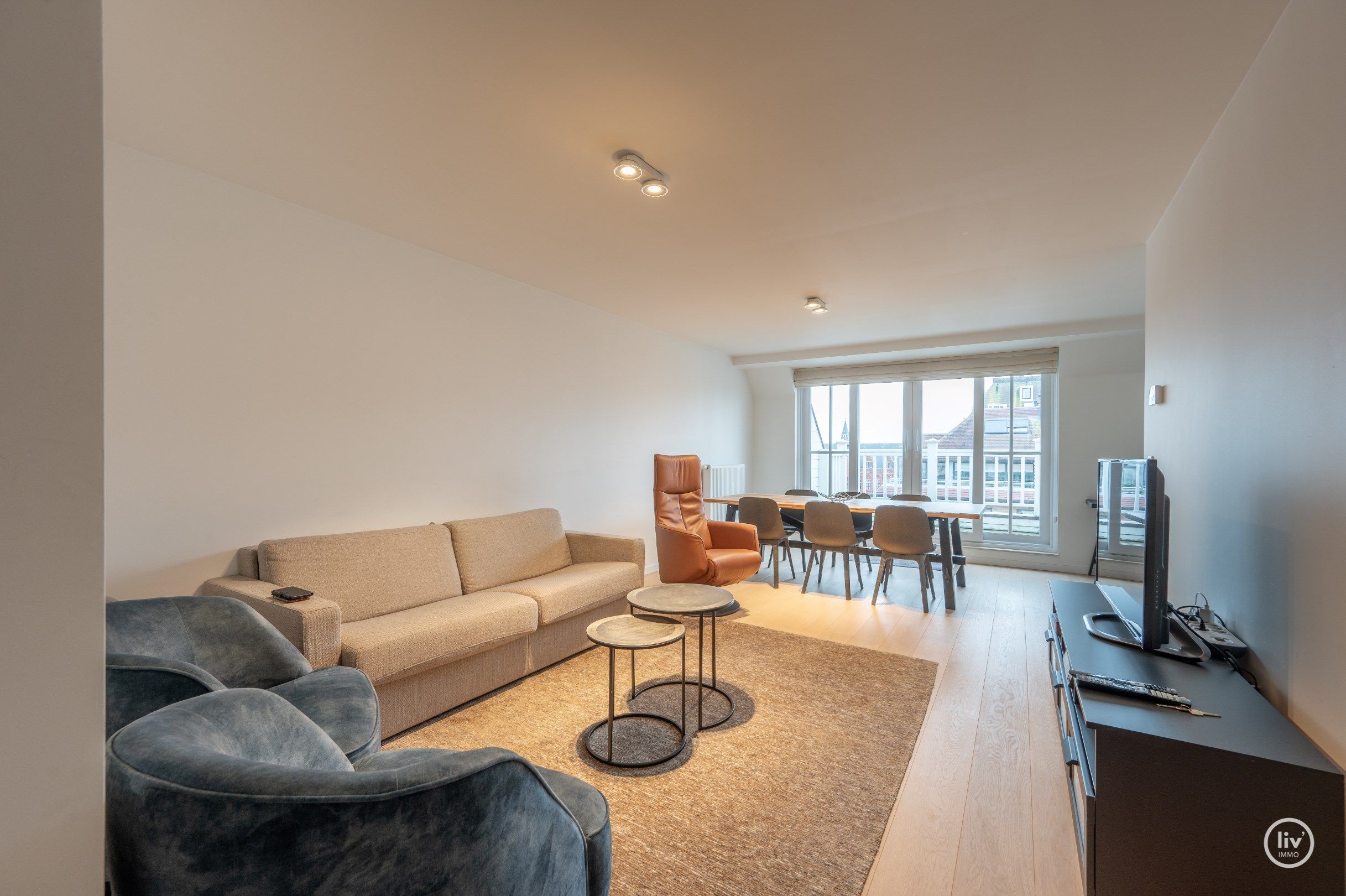 Aangenaam duplexappartement in een nieuwe residentie gelegen in de Lippenslaan, op enkele passen van de markt te Knokke foto 1