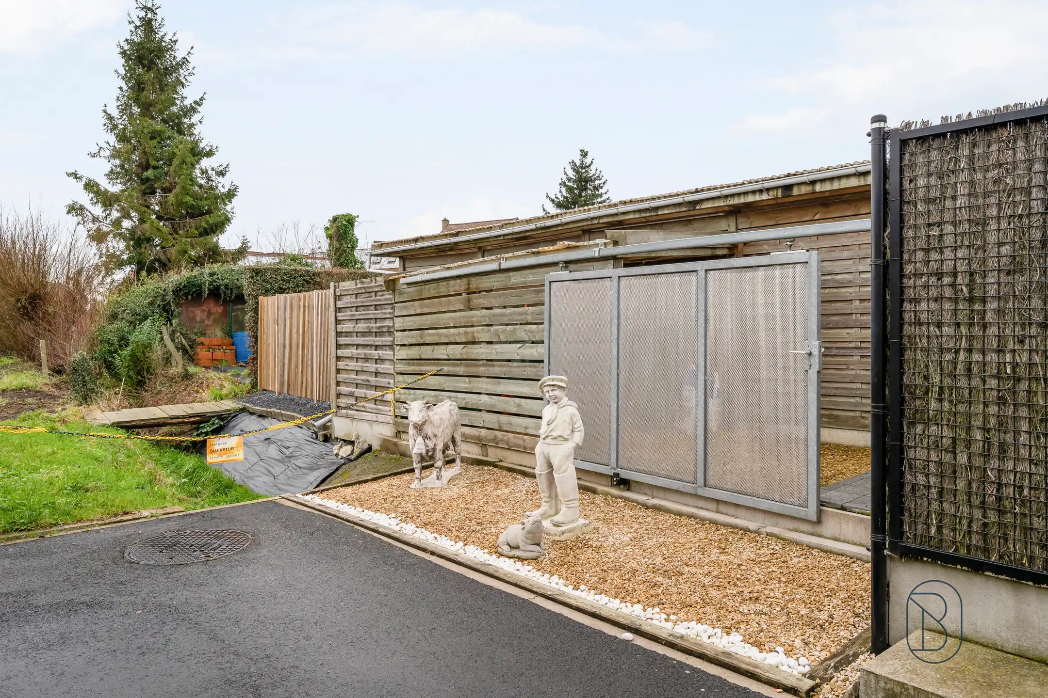 Topgelegen handelspand met woonst foto 25