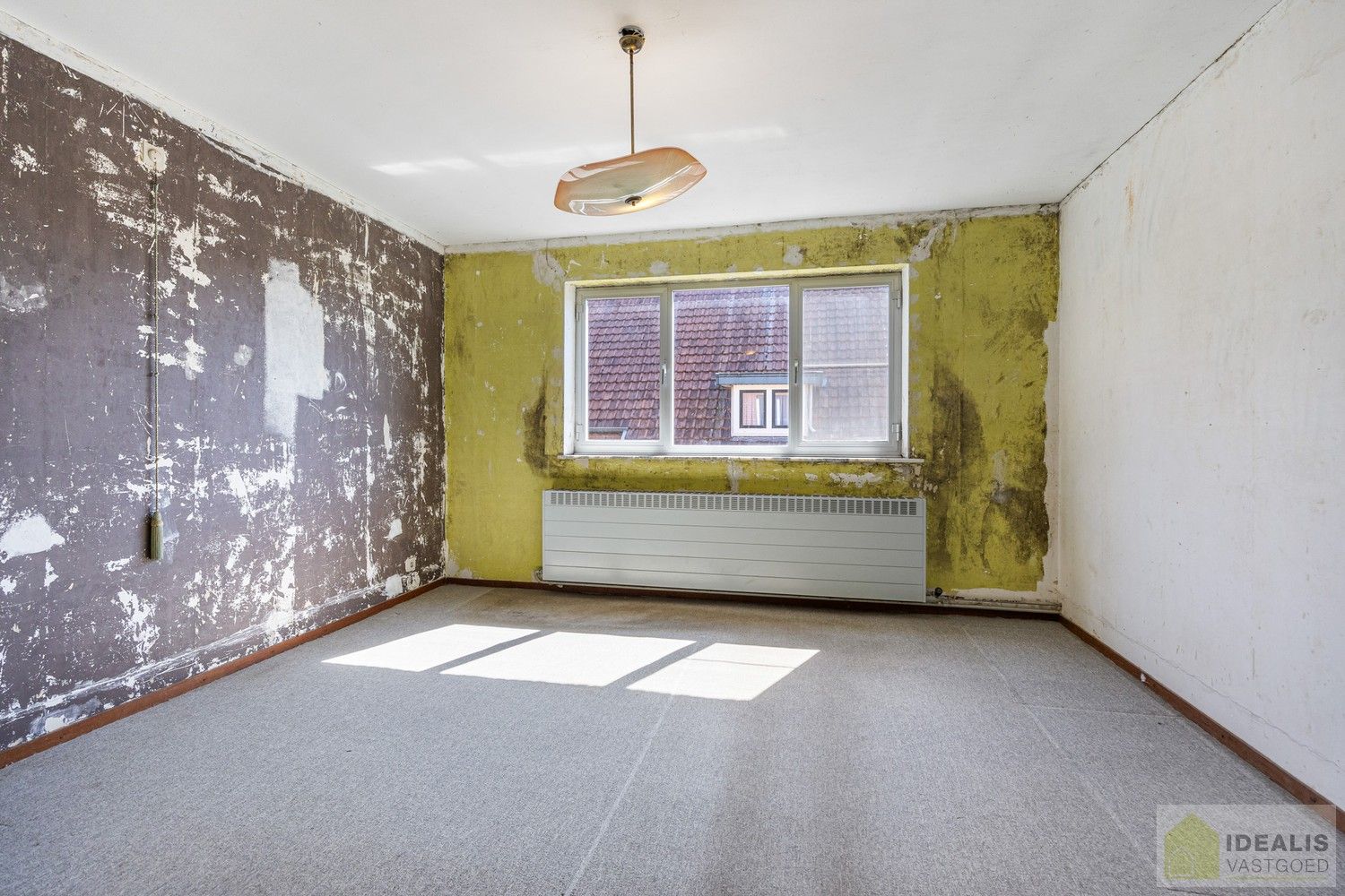 RUSTIG GELEGEN OP TE KNAPPEN EENGEZINSWONING MET 3 SLAAPKAMERS! - De woning omvat maar liefst 166m² bewoonbare oppervlakte met ruime woonkamer, keuken, 3 slaapkamers, badkamer, garage. De woning is rustig gelegen op een perceel met een opp. van 6a 21ca. foto 15