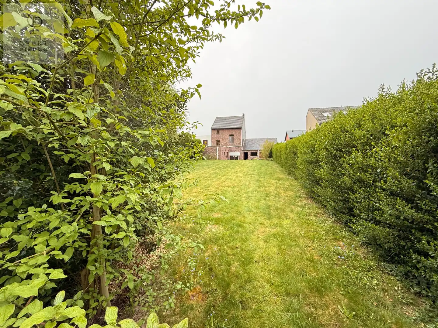 Eigentijdse woonst met ruime tuin foto 40