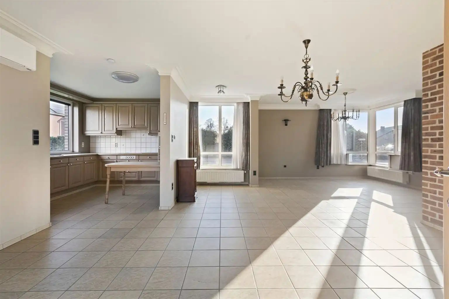 Ruime, vrijstaande woning op een perceel van 965m2 met 3 slaapkamers, inpandige garage en tuin, rustig doch centraal gelegen in Oud-Dilsen. foto 2