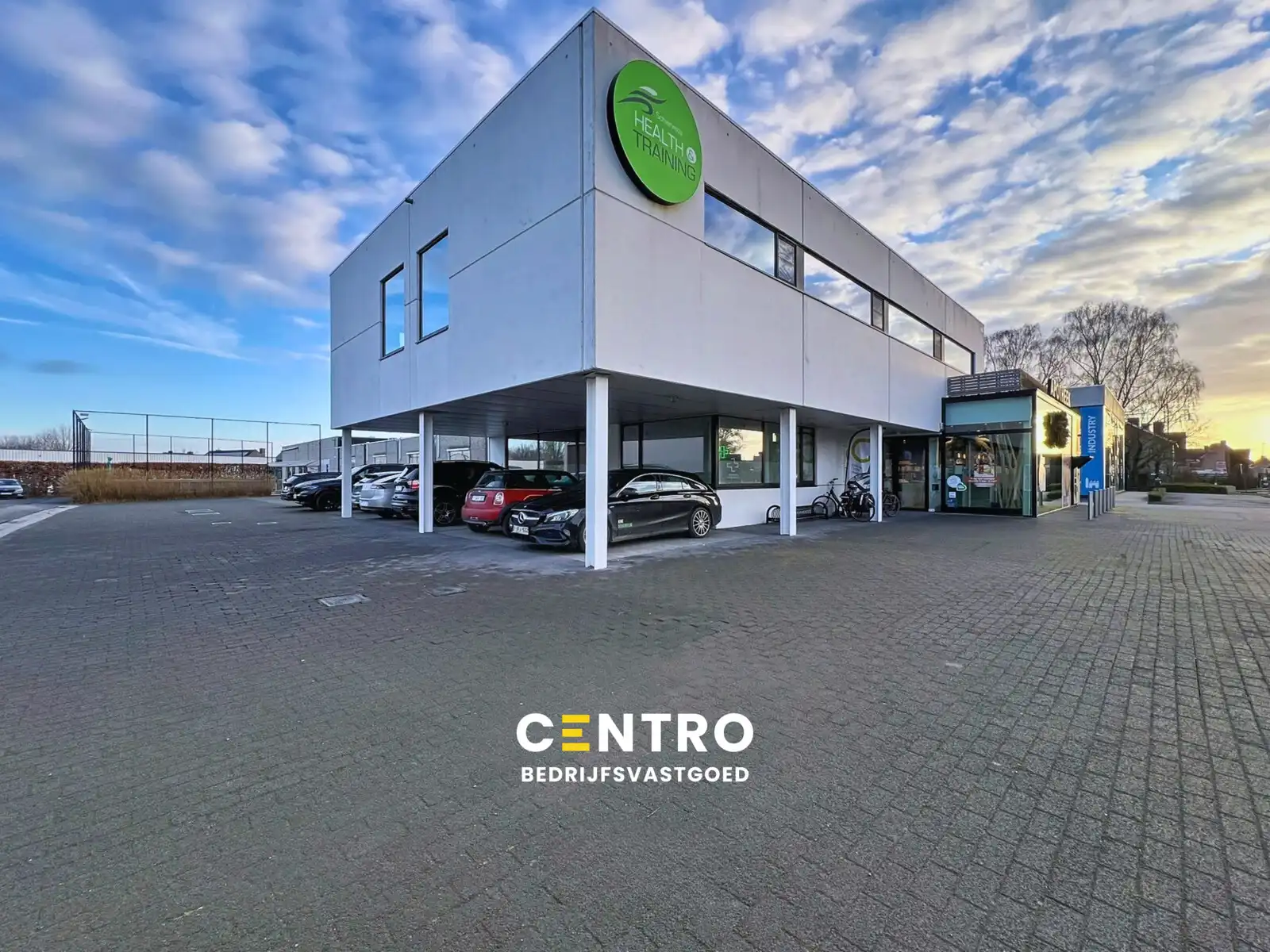 INSTAPKARE praktijkruimte met gemeenschappelijke faciliteiten (receptie, wachtzaal, parking,...) voor medisch of paramedisch beroep ! foto {{pictureIndex}}