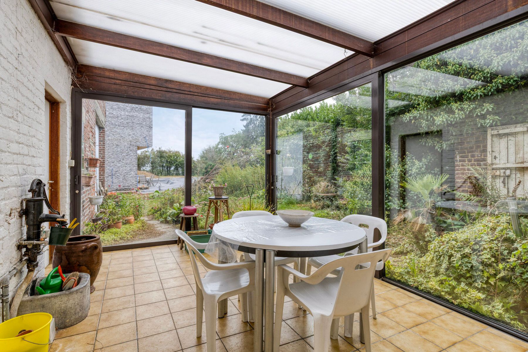 Ruime te renoveren woning met opslagplaats in hartje Gooik foto 11