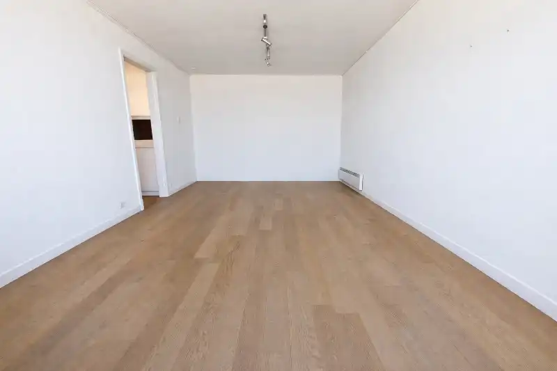 PANORAMISCH ZICHT OP ZEE vanop verdieping 14 foto 3