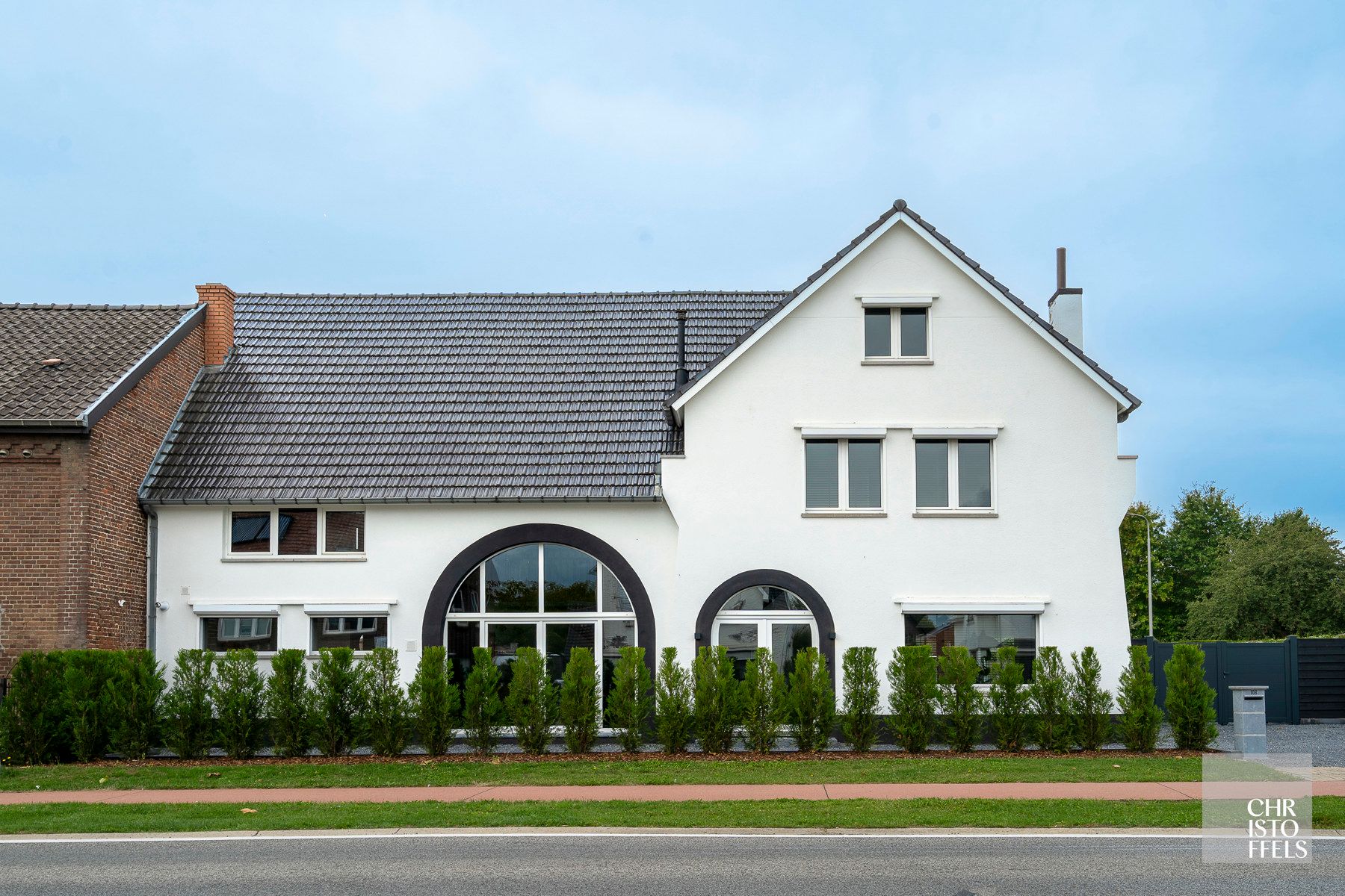 Uitzonderlijk ruime (440m²!) en volledig gerenoveerde woning met commerciële topligging en tal van mogelijkheden in Lanaken! foto {{pictureIndex}}