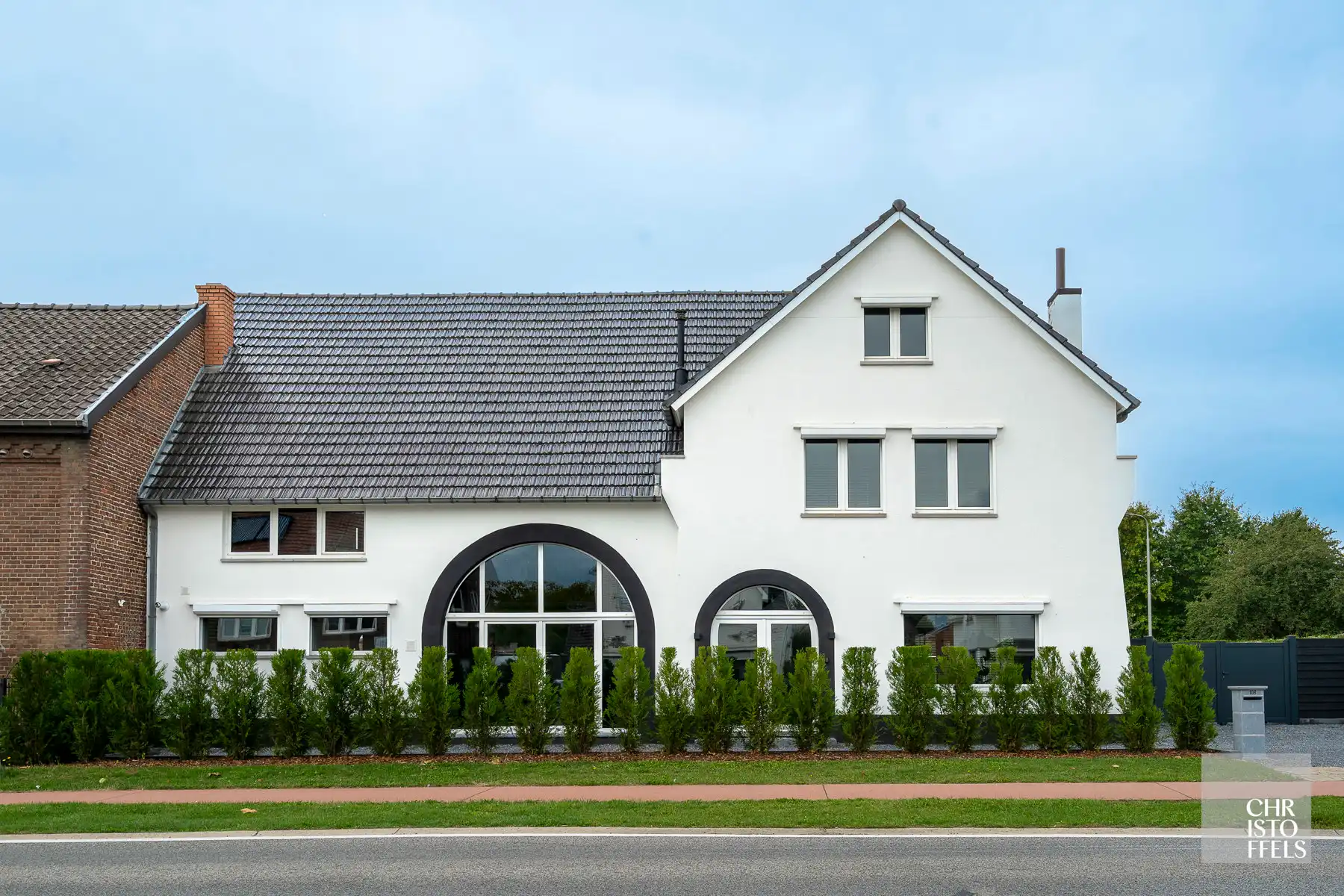 Uitzonderlijk ruime (440m²!) en volledig gerenoveerde woning met commerciële topligging en tal van mogelijkheden in Lanaken! foto {{pictureIndex}}