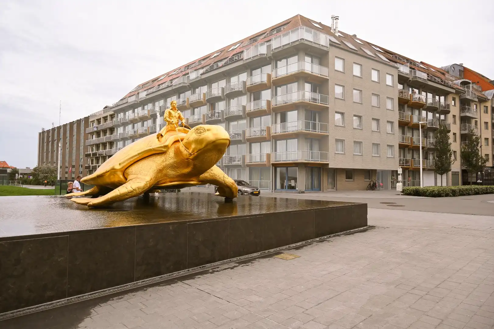 KNAP GELIJKVLOERS APPARTEMENT OP TOPLIGGING foto {{pictureIndex}}