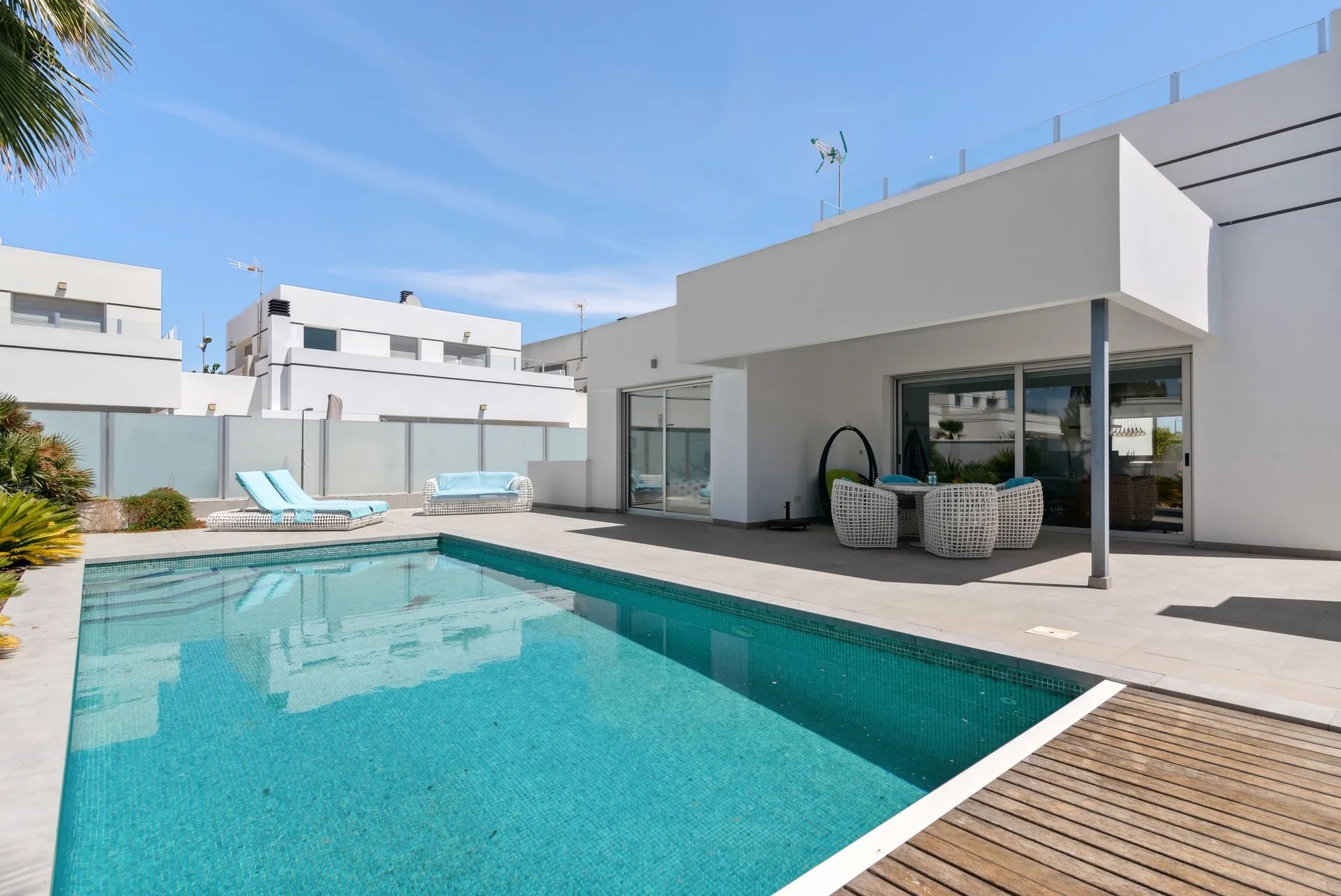 Luxe moderne villa - volledig gemeubileerd, met kelder. Mis deze kans niet! foto 2