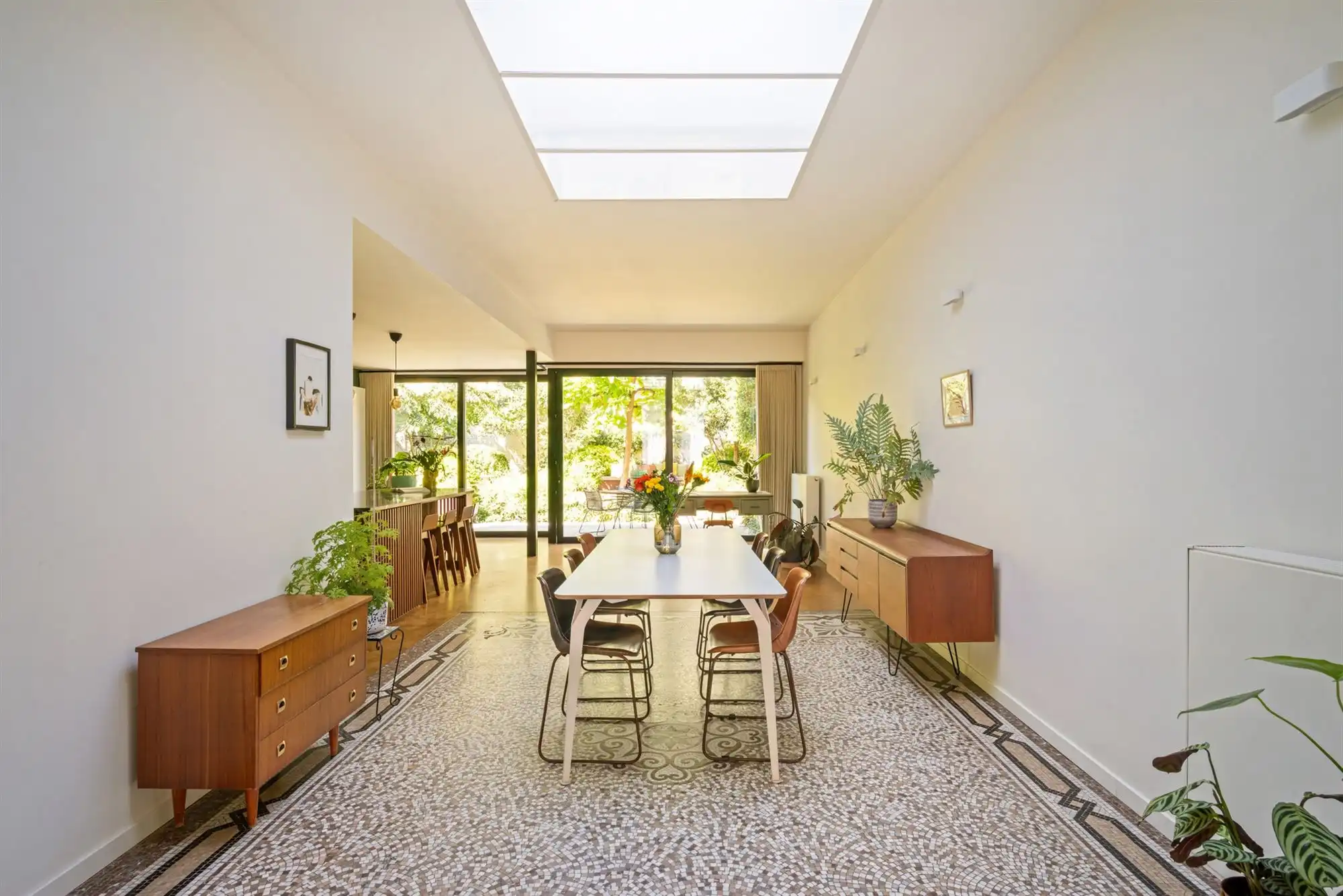 Statige neo-classicistische herenwoning met idyllische tuin foto {{pictureIndex}}