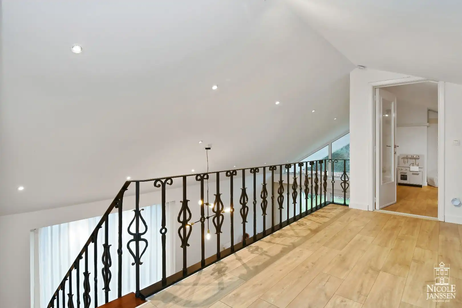 Charmante vrijstaande gezinswoning met grote garage en mooie tuin   foto 19