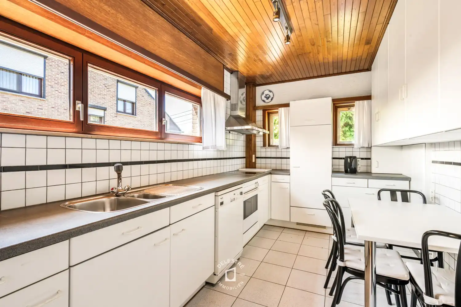 Ruimte, rust en potentieel: solide gezinswoning met volledige onderkeldering op 1.156 m² foto 11