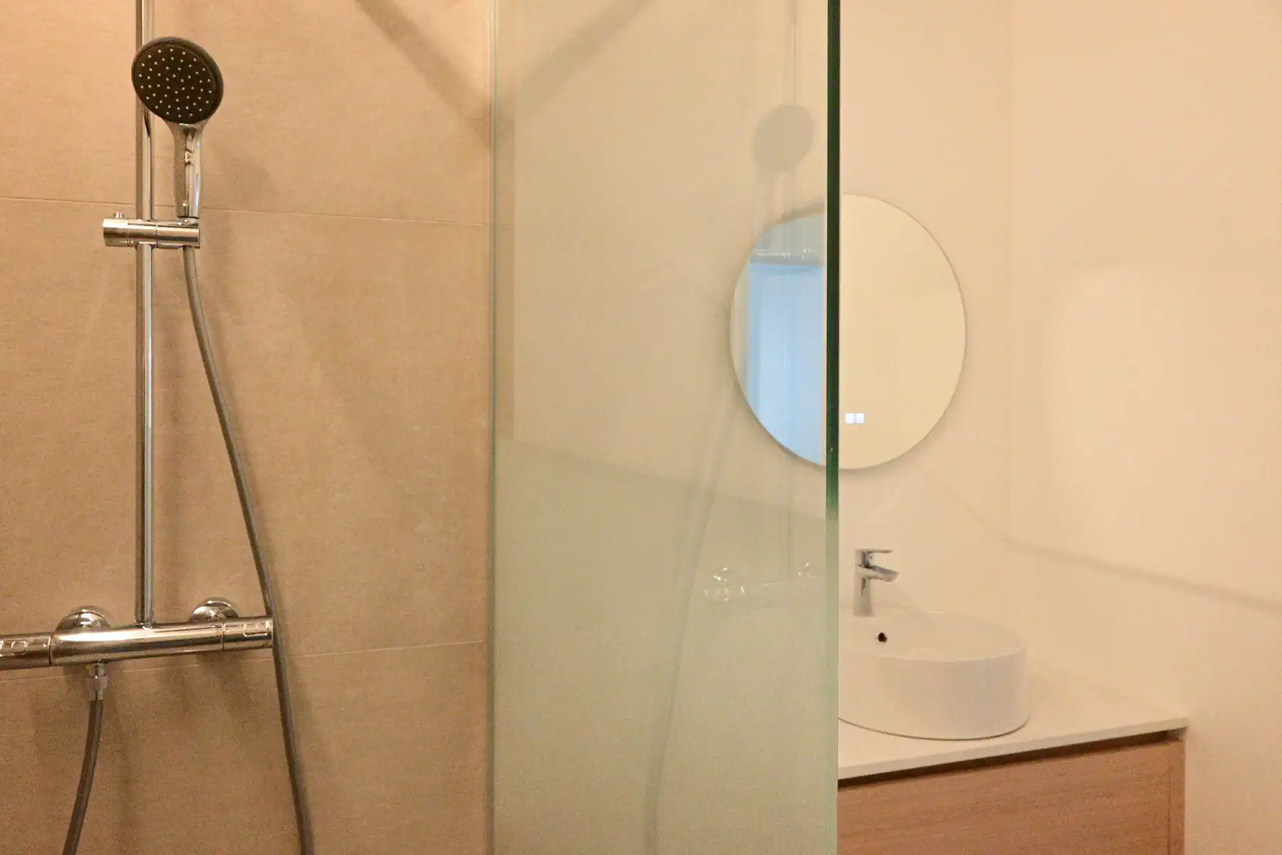 Prachtig gerenoveerd appartement aan de Markt in Gistel. foto 4