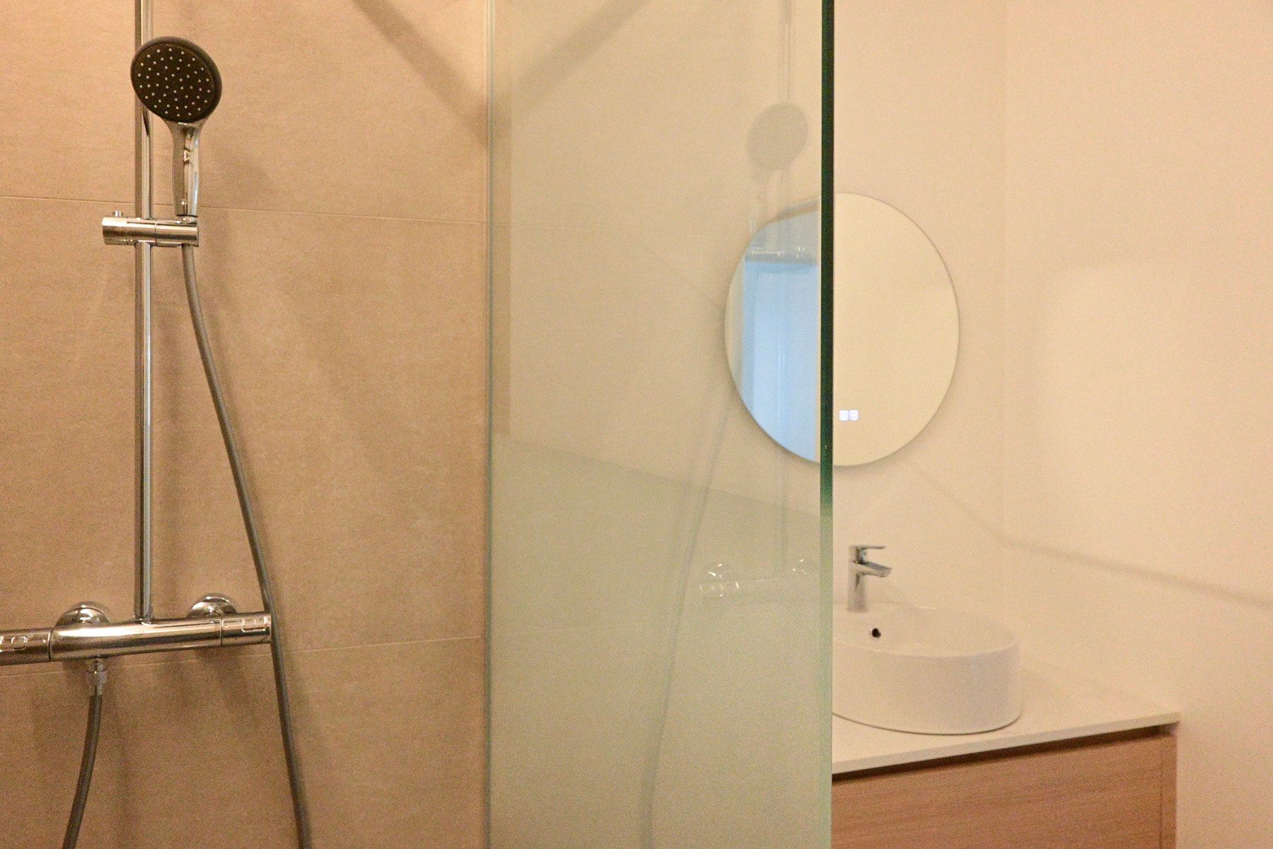 Prachtig gerenoveerd appartement aan de Markt in Gistel. foto 4