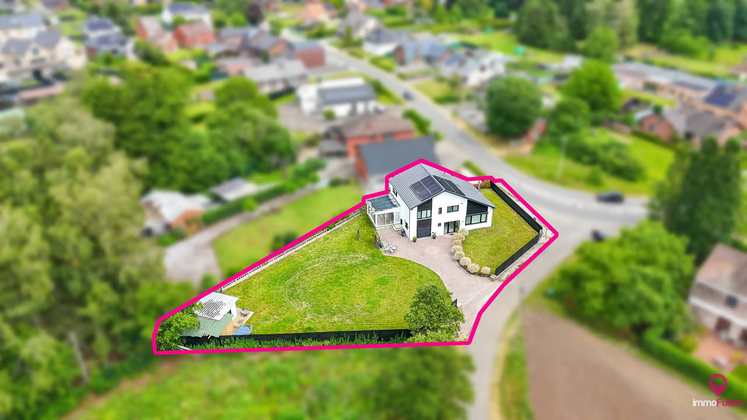 Ruime gerenoveerde gezinswoning met 4 slaapkamers op perceel foto 34