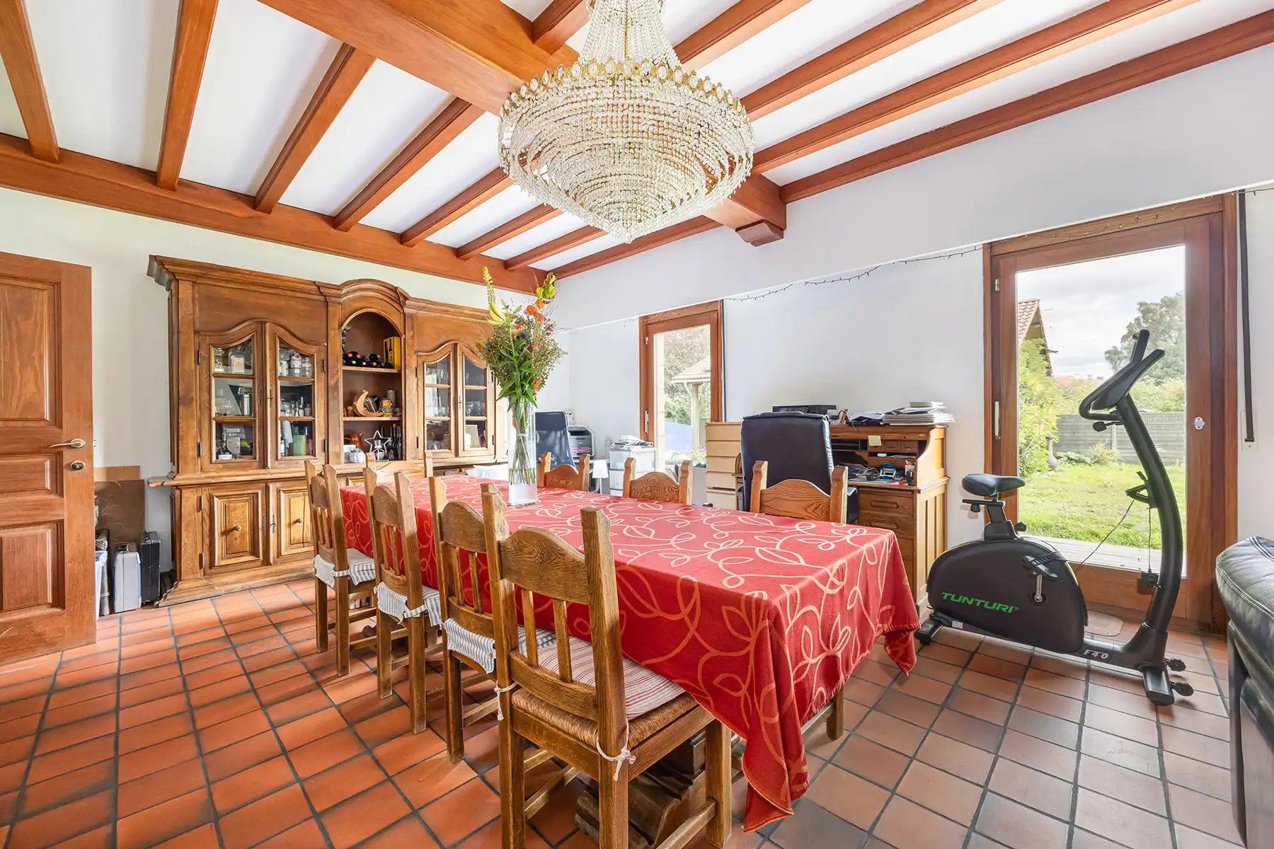 Landhuis met 4 slaapkamers, dubbele oprit en zonnige tuin! foto 6