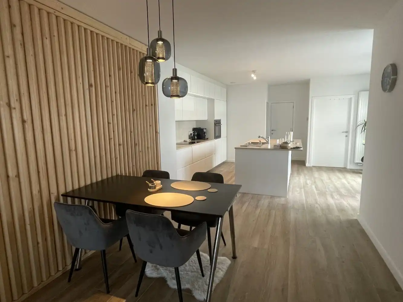Instapklaar en polyvalent handelspand met 2 handelsruimten en ruim appartement foto 12