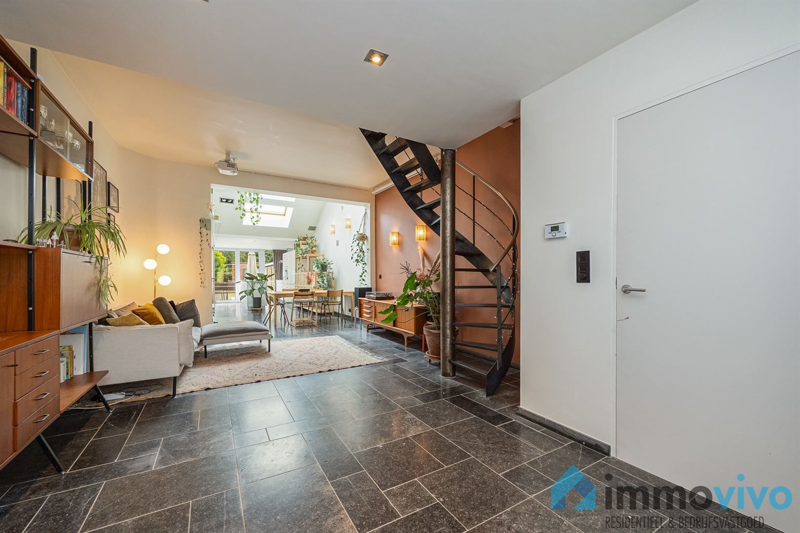 Lichtrijke woning met aangename tuin en garage met oprit foto {{pictureIndex}}