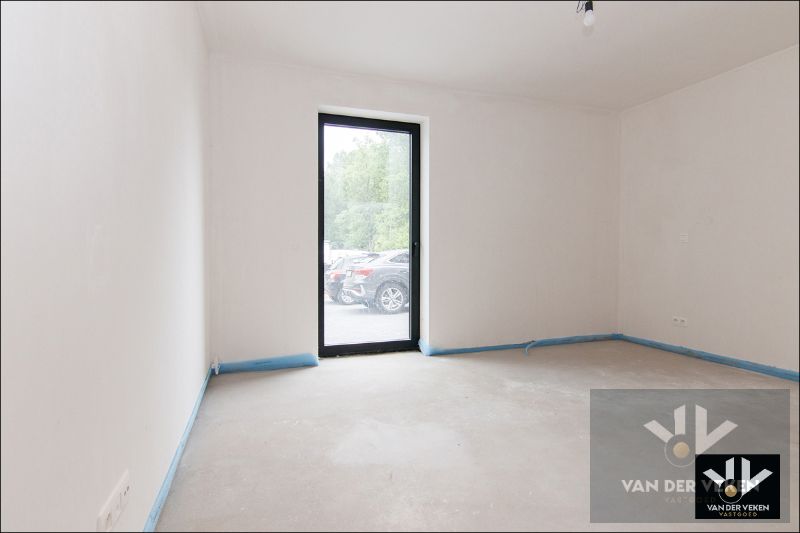 Ruim gelijkvloers nieuwbouwappartement met 2 slaapkamers, een terras en een mooie tuin op een goed bereikbare locatie! foto 9