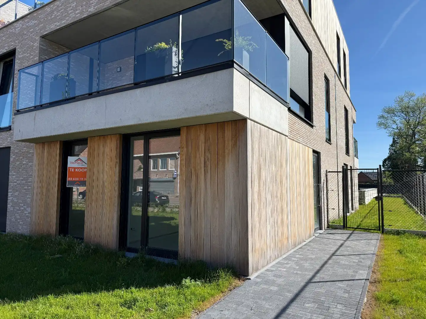 Gelijkvloers 2-slpk appartement met tuin, 2 stpls en een kelder foto {{pictureIndex}}