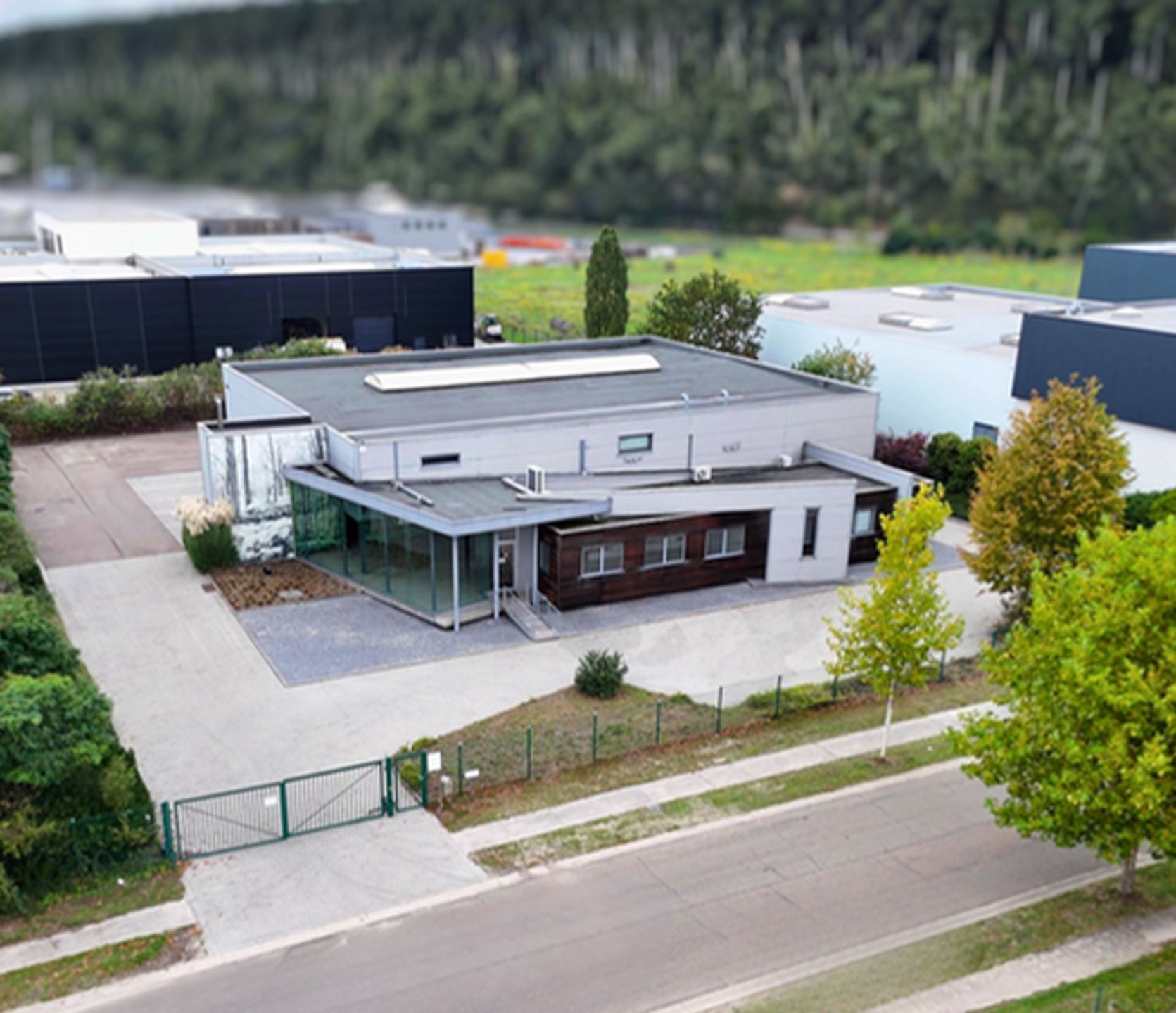 Modern alleenstaand bedrijfsgebouw te Genk foto {{pictureIndex}}