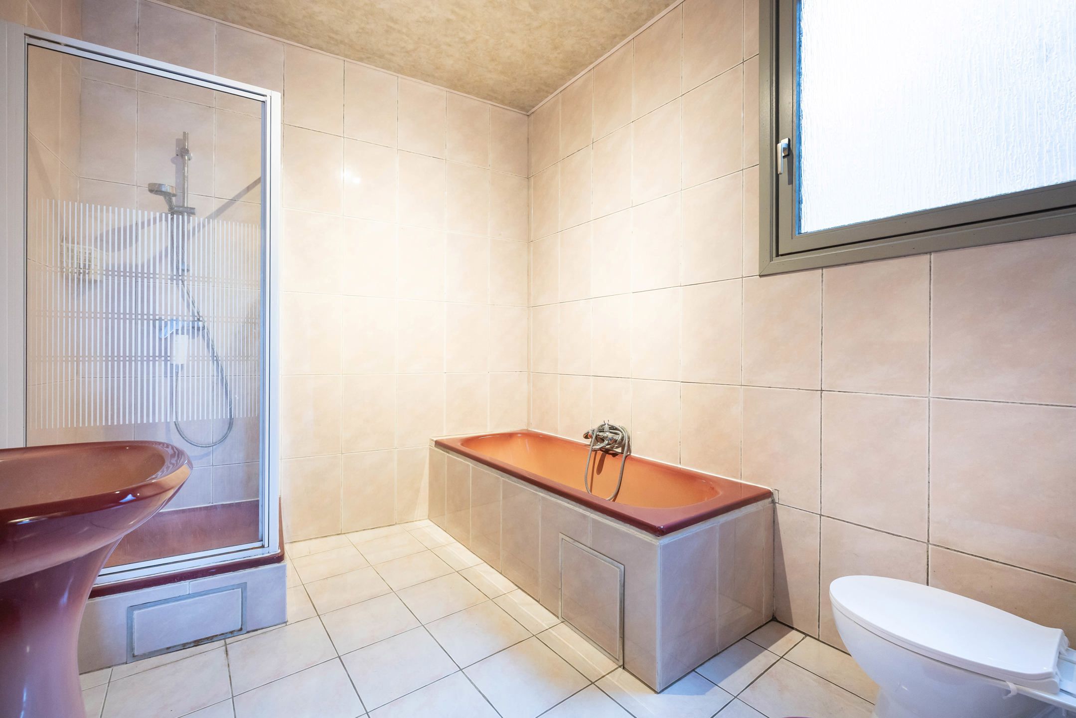 Een ruime woning met potentieel op toplocatie foto 9