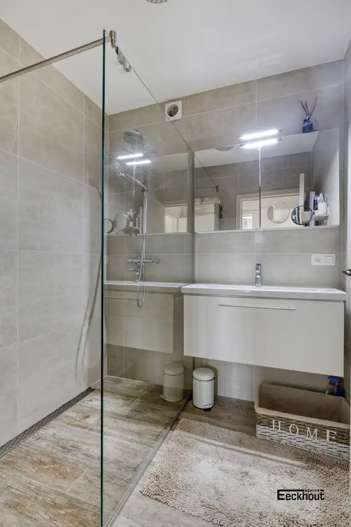 Gerenoveerd appartement met uitzonderlijk groot terras en inpandige garage! foto 13